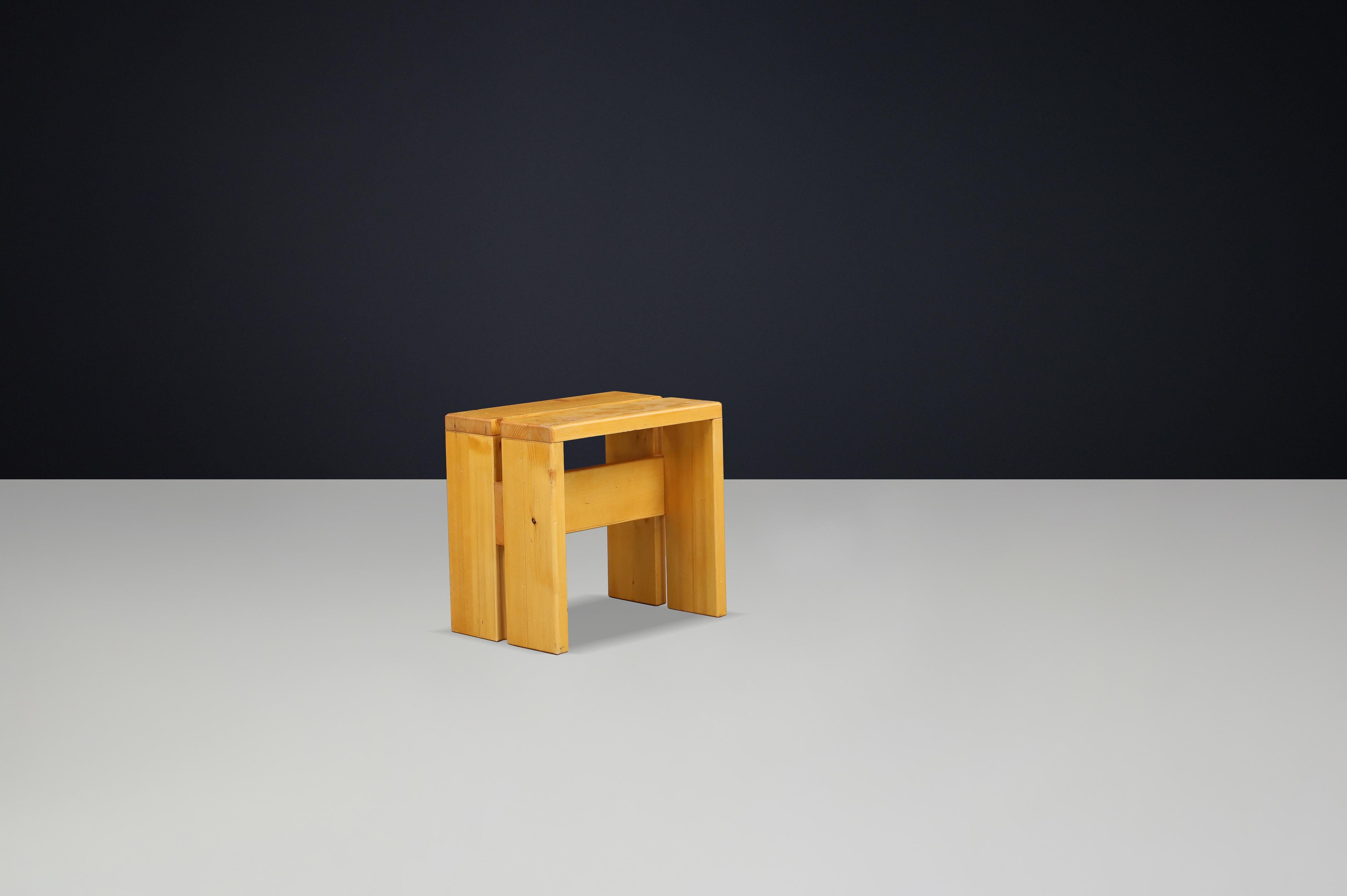 Charlotte Perriand Hocker aus Kiefernholz für das Skigebiet Les Arcs, Frankreich, 1960er Jahre 2 verfügbar im Angebot 5