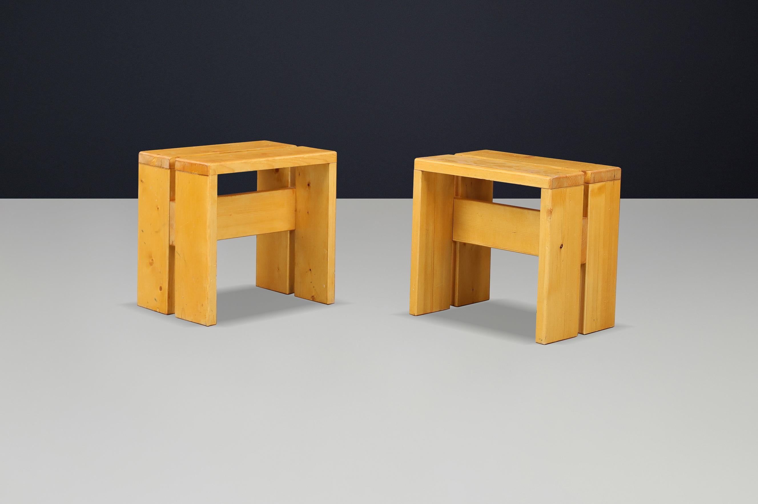 Charlotte Perriand Hocker aus Kiefernholz für das Skigebiet Les Arcs, Frankreich, 1960er Jahre

Diese Hocker aus Kiefernholz, die Charlotte Perriand in den 1960er Jahren für das berühmte Skigebiet Les Arcs in Savoyen, Frankreich, entwarf, stehen