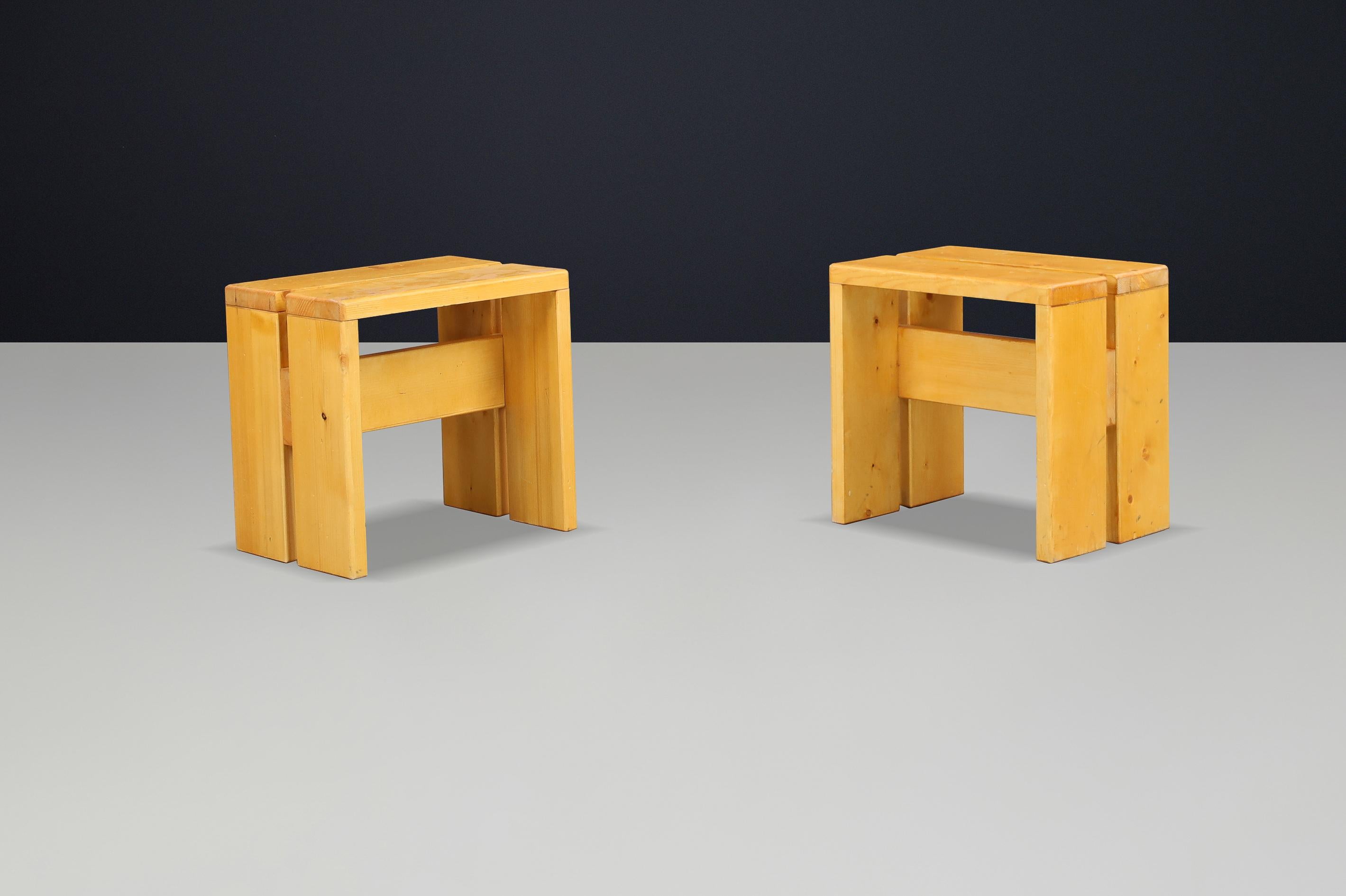 Charlotte Perriand Hocker aus Kiefernholz für das Skigebiet Les Arcs, Frankreich, 1960er Jahre 2 verfügbar (Moderne der Mitte des Jahrhunderts) im Angebot