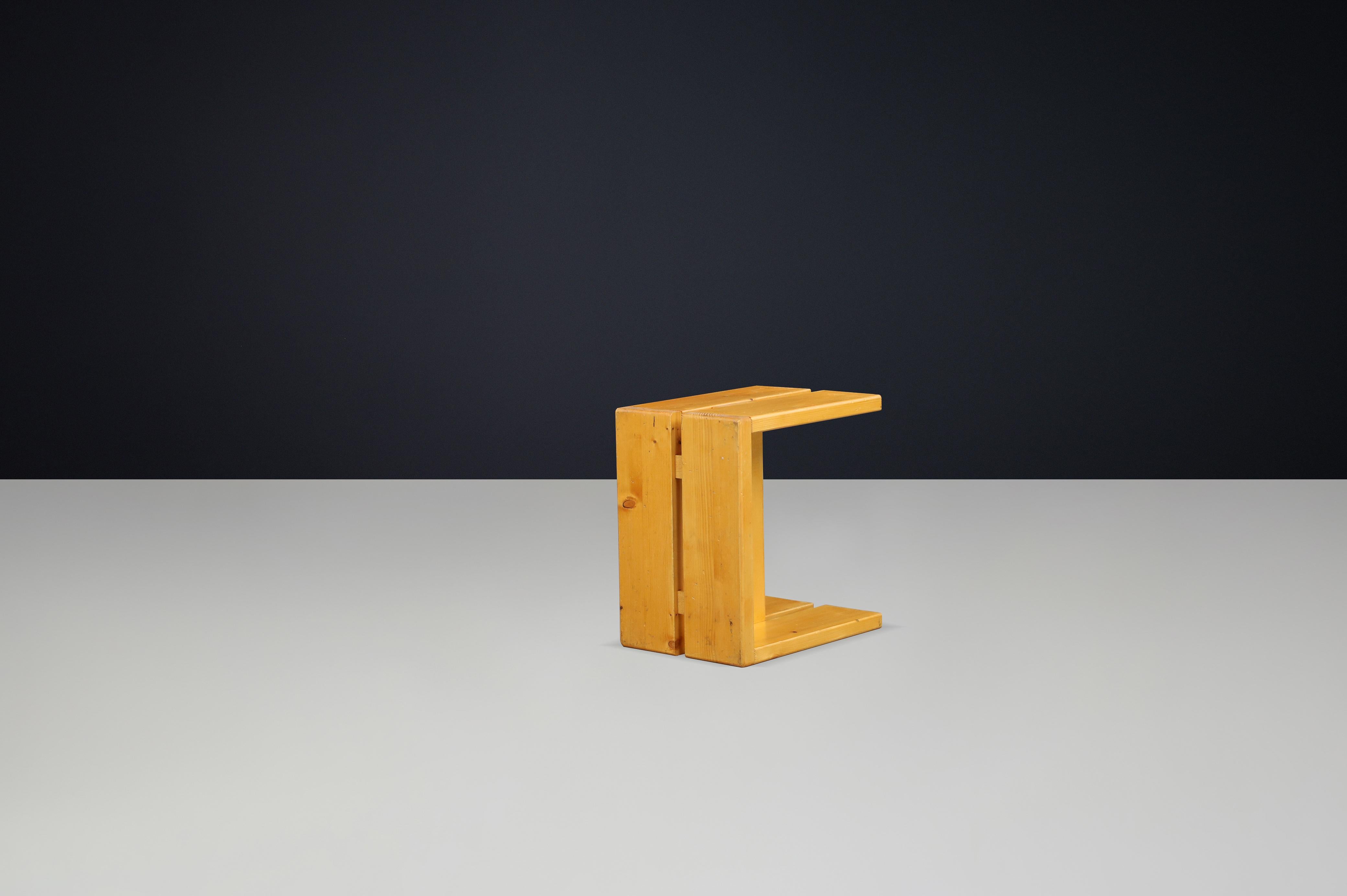 Charlotte Perriand Hocker aus Kiefernholz für das Skigebiet Les Arcs, Frankreich, 1960er Jahre 2 verfügbar (20. Jahrhundert) im Angebot