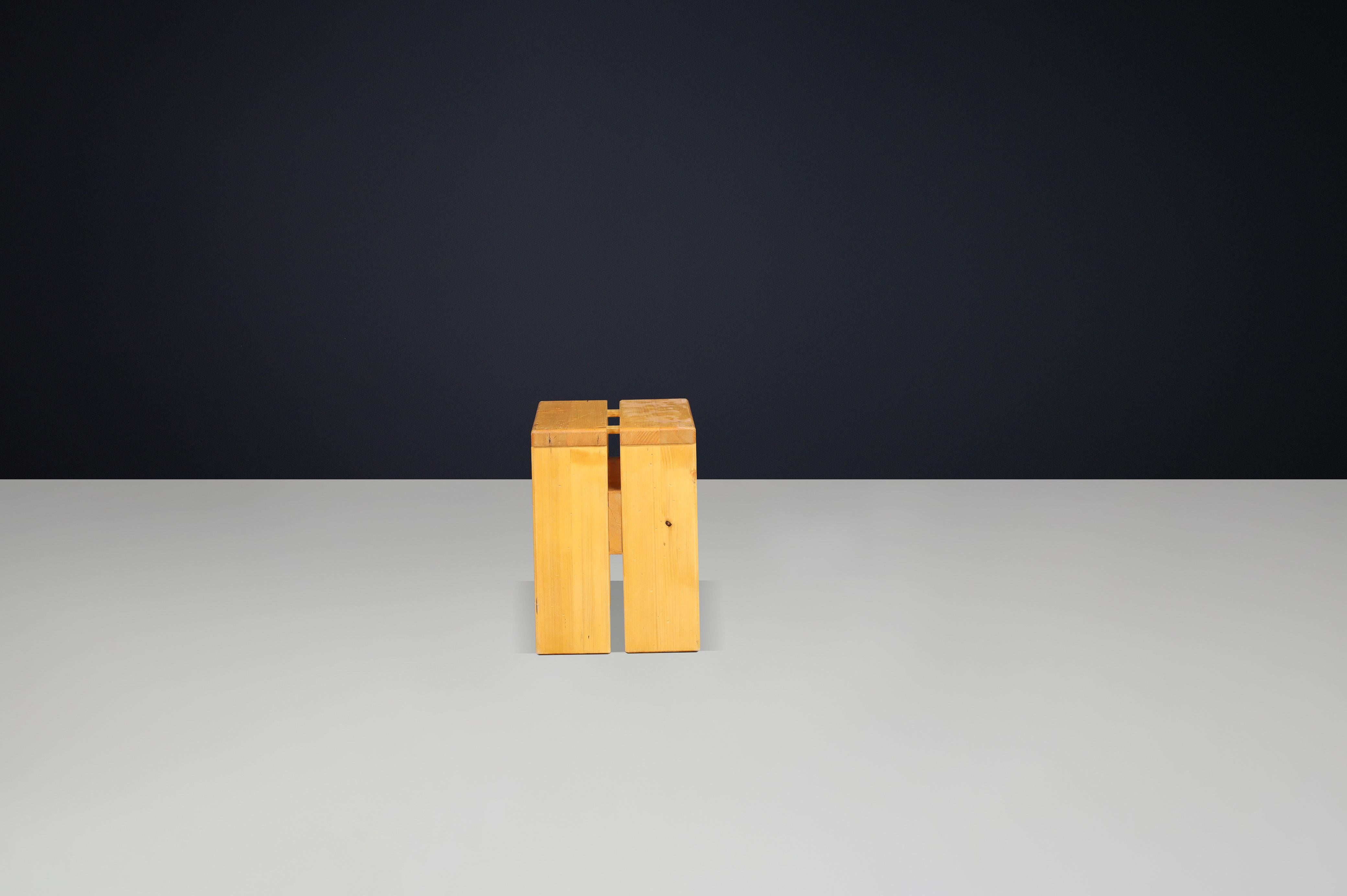 Charlotte Perriand Hocker aus Kiefernholz für das Skigebiet Les Arcs, Frankreich, 1960er Jahre 2 verfügbar im Angebot 2