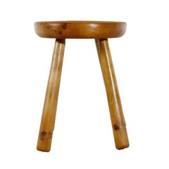 Tabouret en pin à patine naturelle Charlotte Perriand