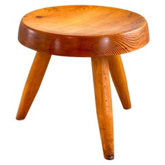 Charlotte Perriand Tabouret "Berger" en bois de pin, France, années 1960