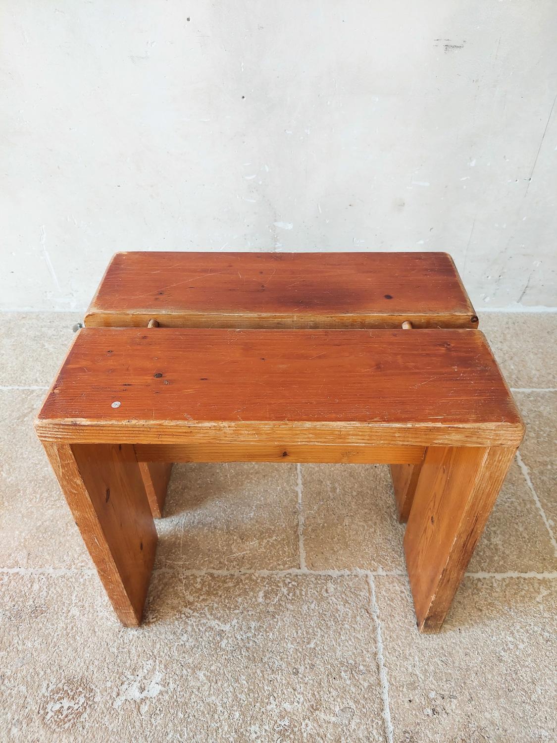 Tabouret en bois de pin Charlotte Perriand pour Les Arcs, années 1960 en vente 6