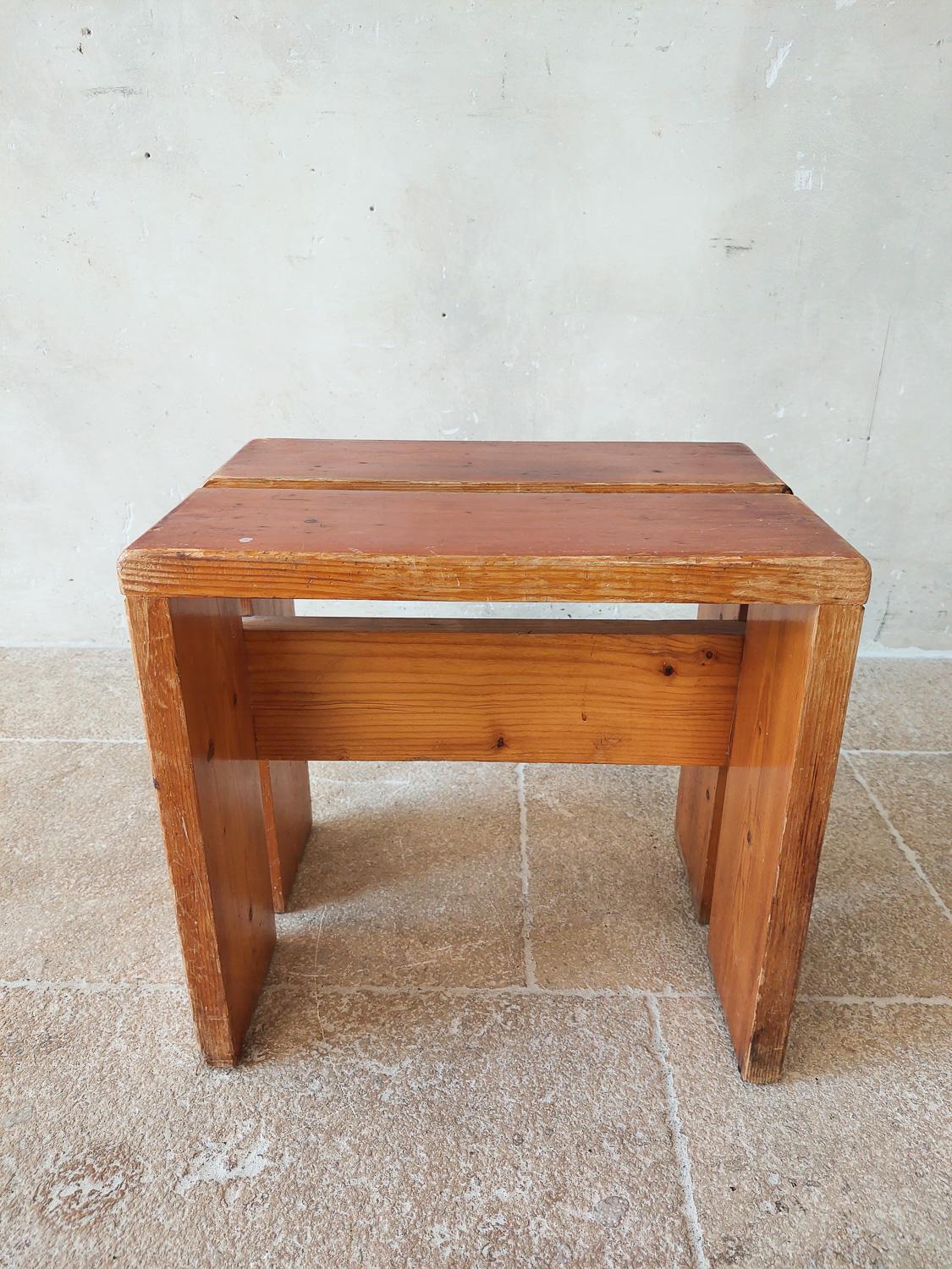 Tabouret en bois de pin Charlotte Perriand pour Les Arcs, années 1960 en vente 7