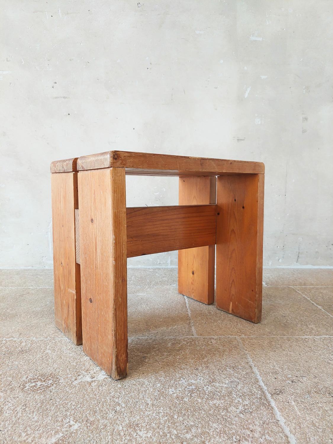 Milieu du XXe siècle Tabouret en bois de pin Charlotte Perriand pour Les Arcs, années 1960 en vente