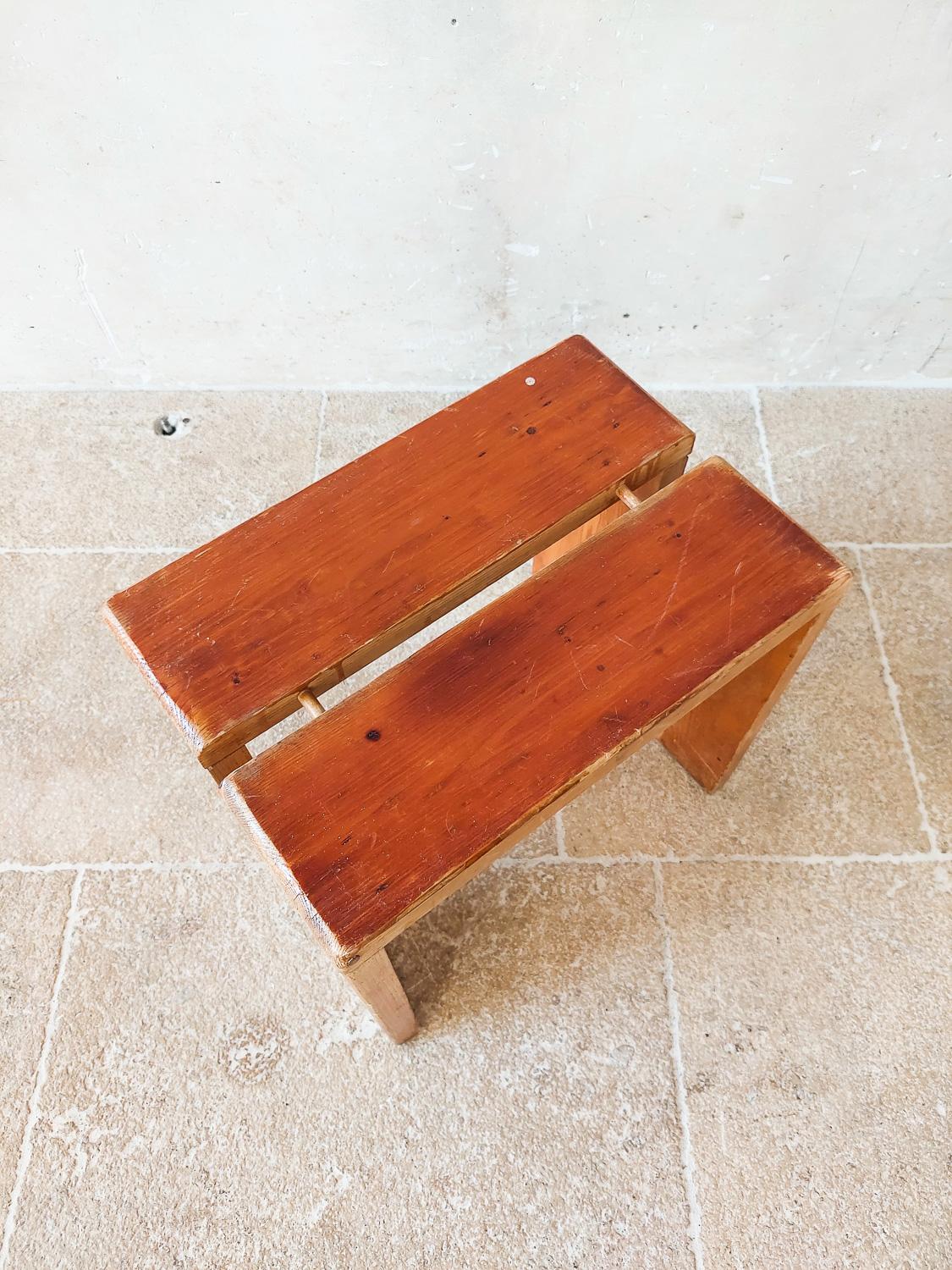 Tabouret en bois de pin Charlotte Perriand pour Les Arcs, années 1960 en vente 1