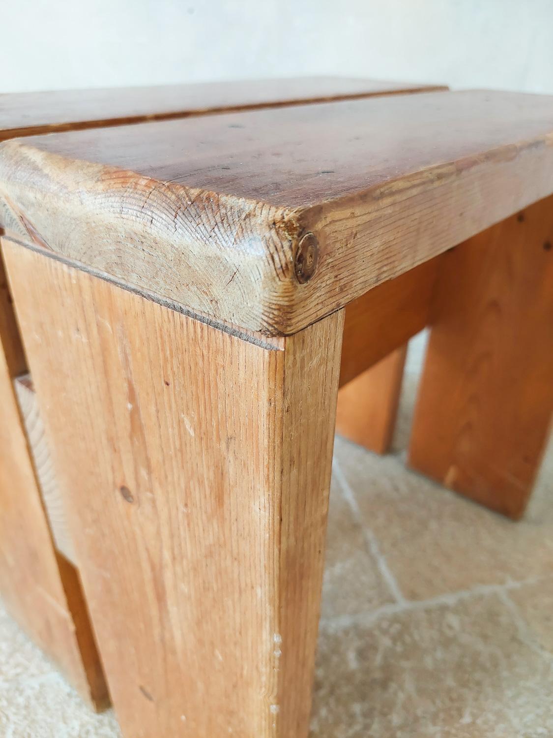 Tabouret en bois de pin Charlotte Perriand pour Les Arcs, années 1960 en vente 2