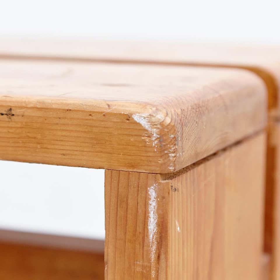 Tabouret conçu par Charlotte Perriand pour la station de ski des Arcs, vers 1960, fabriqué en France.
Pinewood.

En bon état, avec une usure conforme à l'âge et à l'utilisation, préservant une belle patine.

Charlotte Perriand (1903-1999). Elle