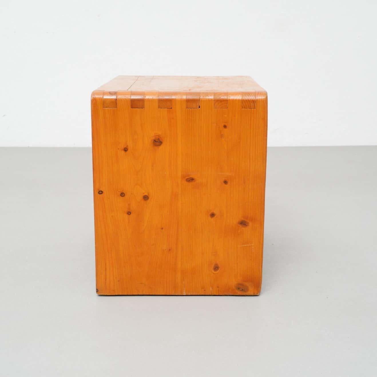 Tabouret conçu par Charlotte Perriand pour la station de ski des Arcs, vers 1960, fabriqué en France.
Pinewood.

En bon état, avec une usure conforme à l'âge et à l'utilisation, préservant une belle patine.

Charlotte Perriand (1903-1999). Elle