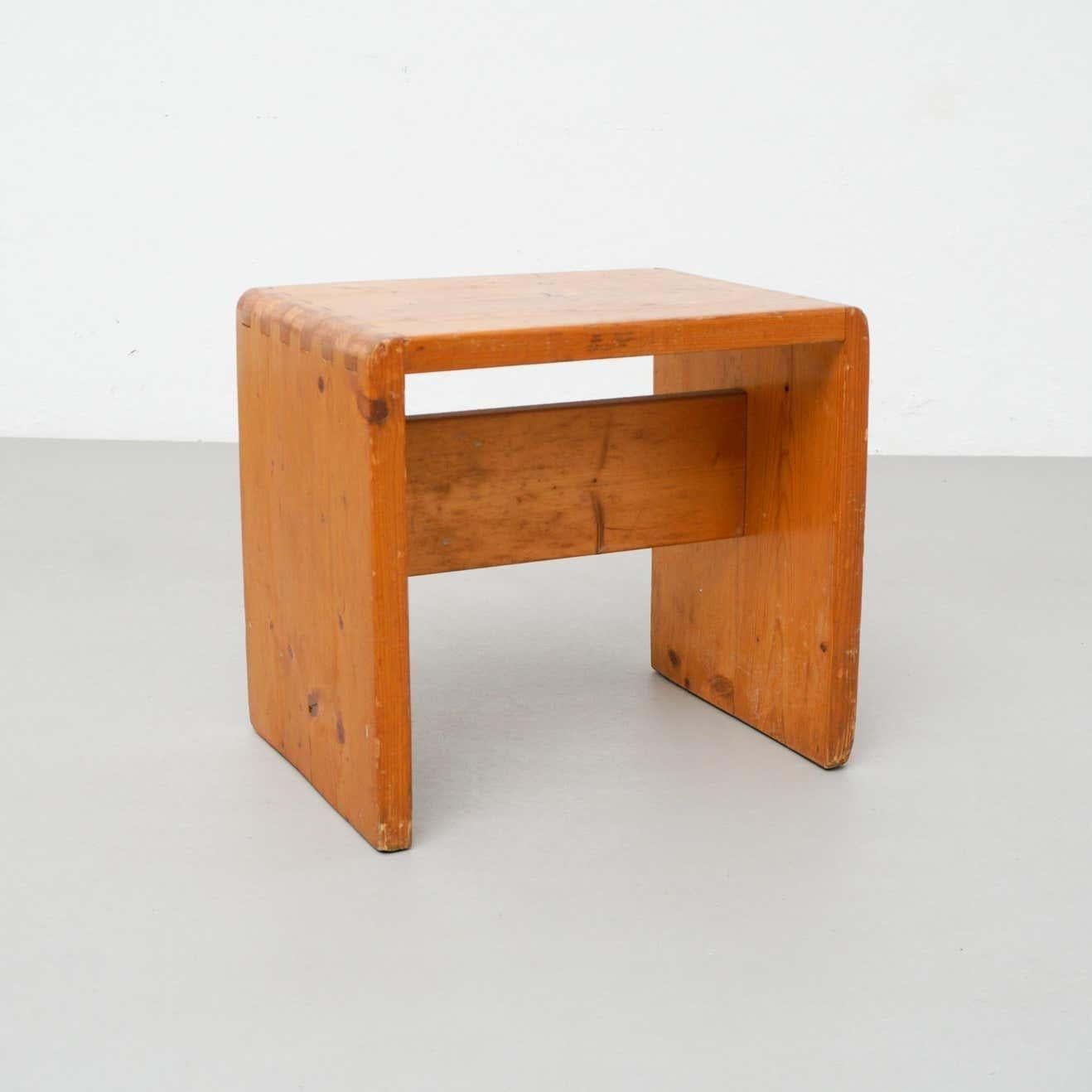 Charlotte Perriand Pine Wood Stool for Les Arcs In Good Condition For Sale In Barcelona, Barcelona