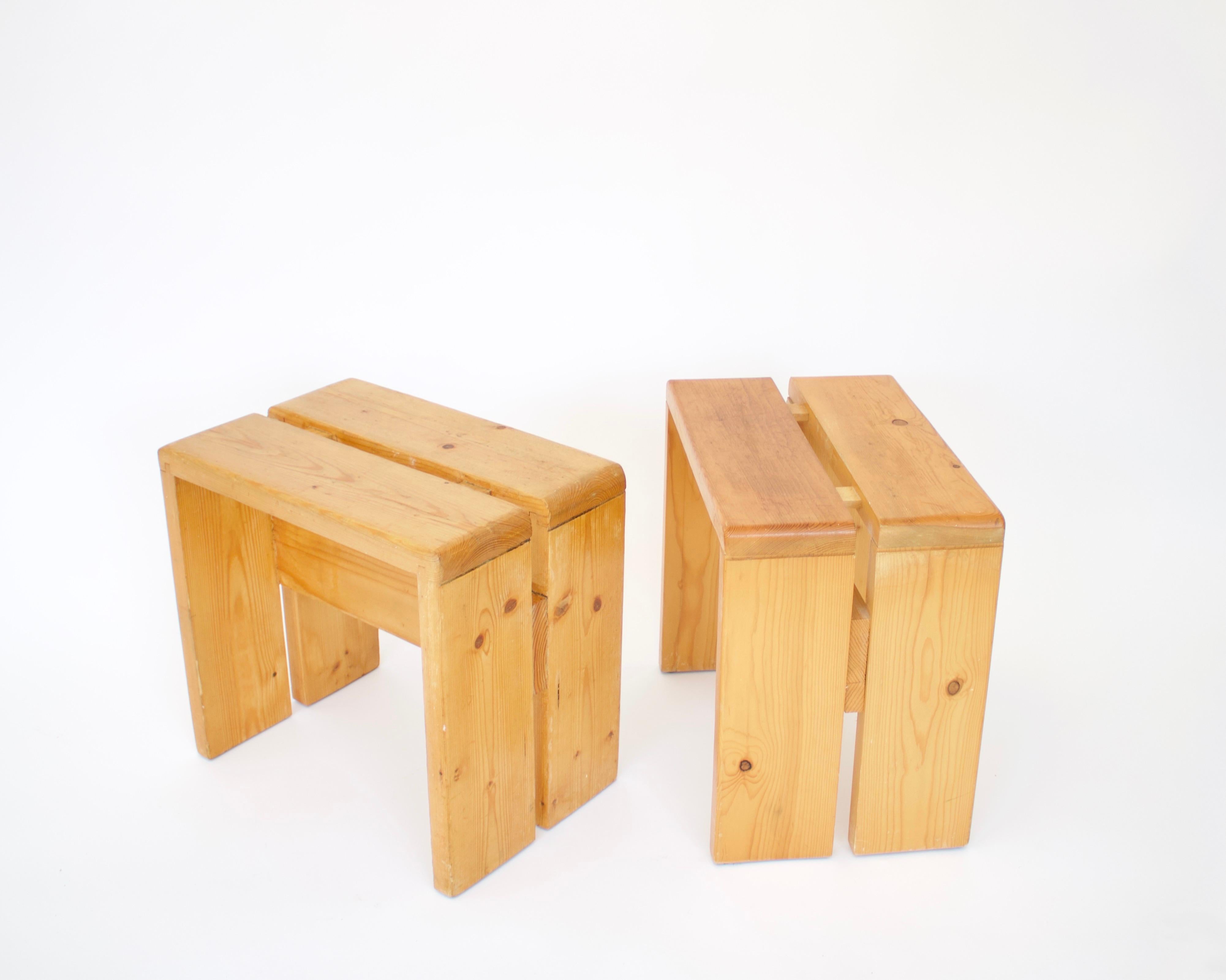 Tabourets en bois de pin Charlotte Perriand pour la station de ski des Arcs, France, vers 1960 en vente