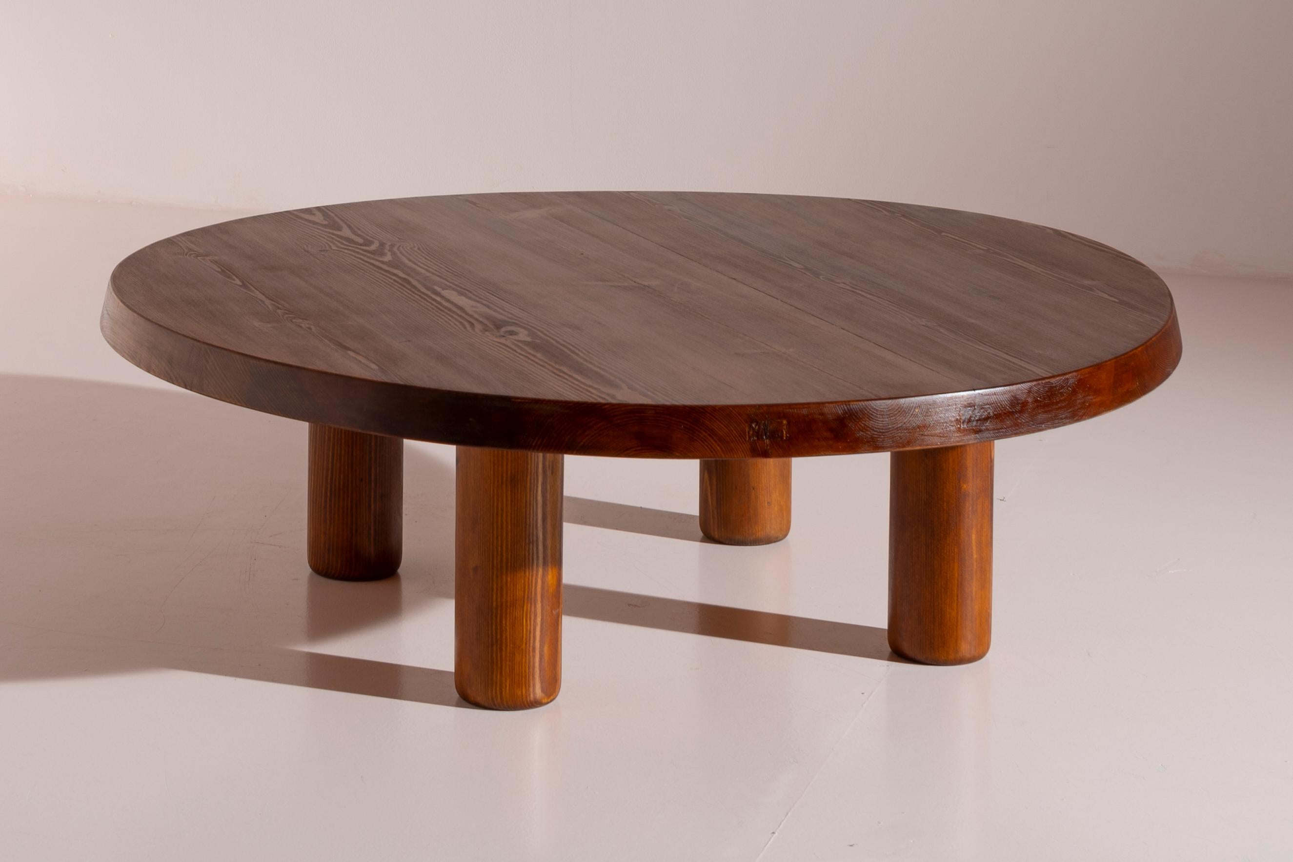 Low pinewood coffee table, French craftsmanship from the late 1960s, designed by Charlotte Perriand for the Les Arcs 1600 ski station residence.

This table features geometric lines, a perfect circle supported by four cylinders. It encapsulates the