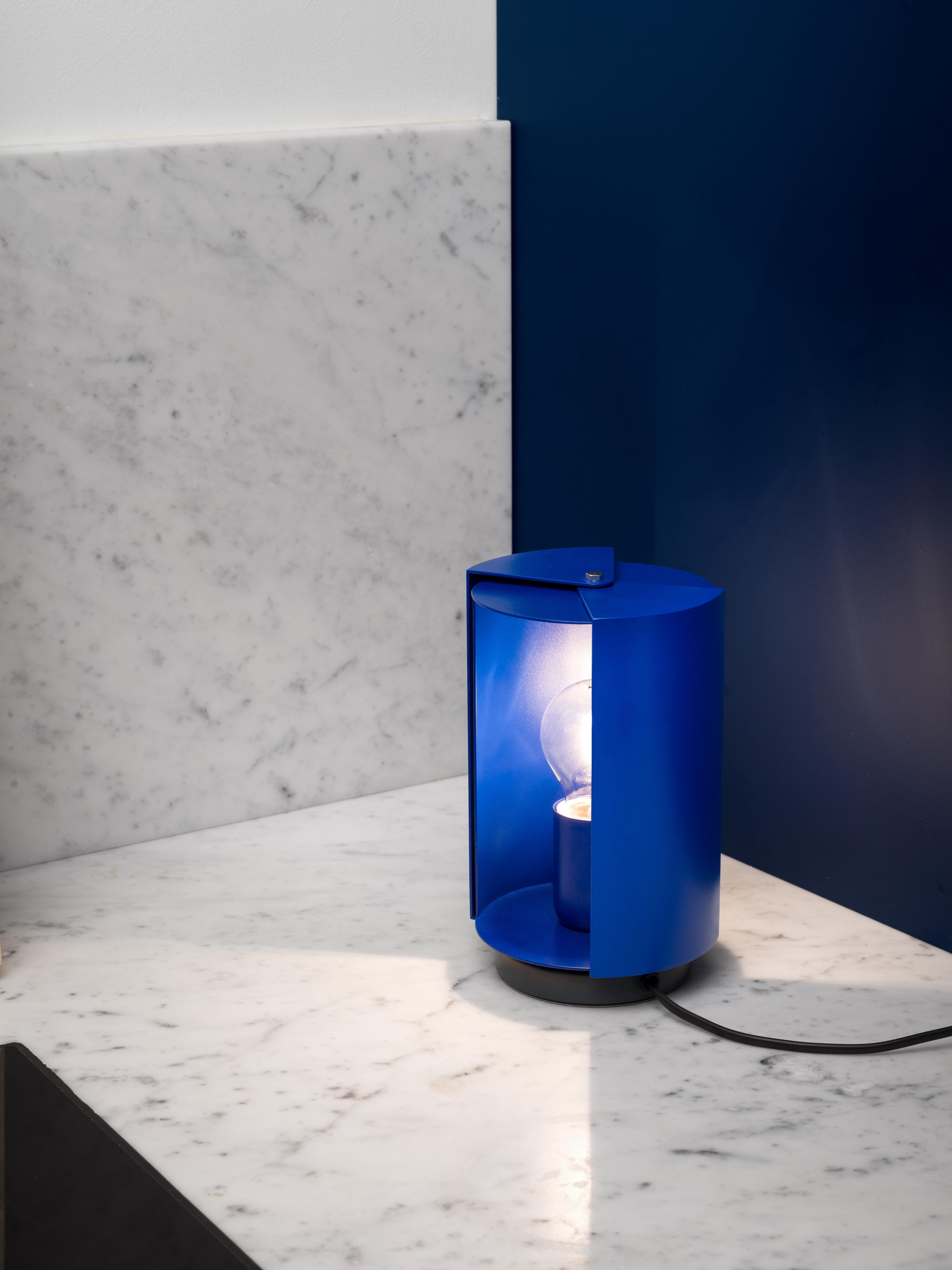 Mid-Century Modern Lampe à poser Charlotte Perriand ''Pivotante À Poser'' en bleu en vente
