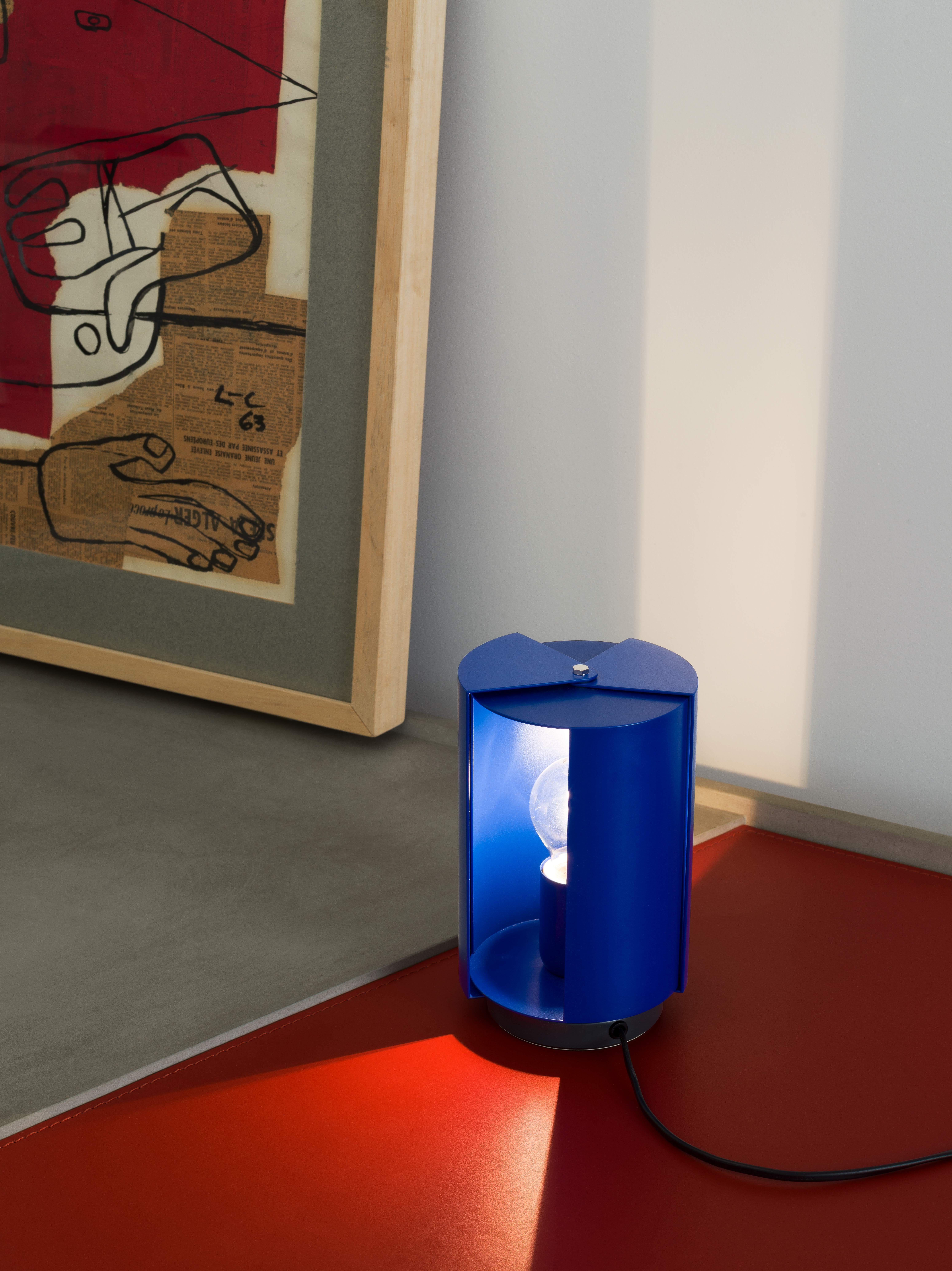 Métal Lampe de table Charlotte Perriand ''Pivotante À Poser'' en bleu clair en vente
