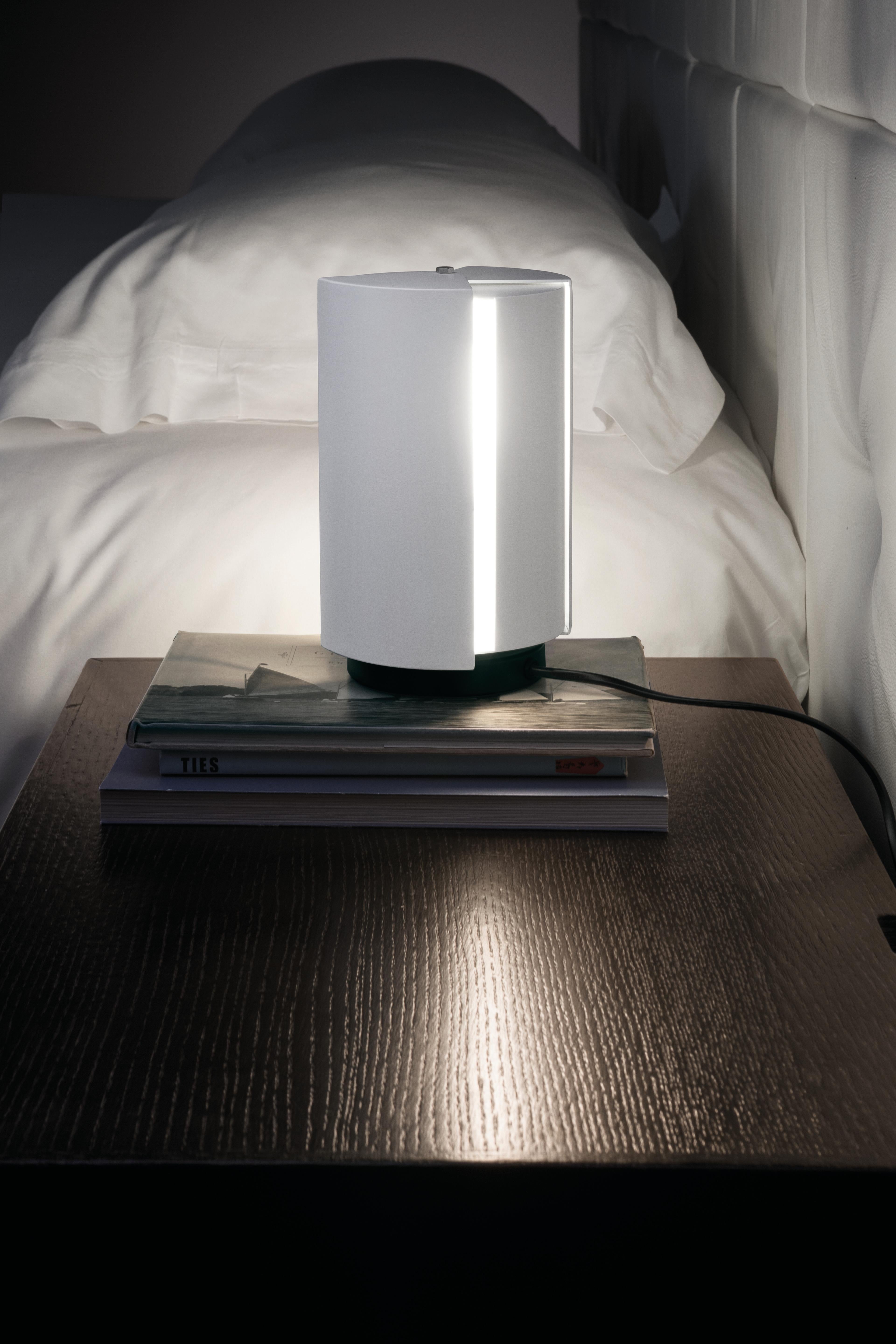 XXIe siècle et contemporain Charlotte Perriand 'Pivotante À Poser' lampe de table en gris clair pour Nemo en vente