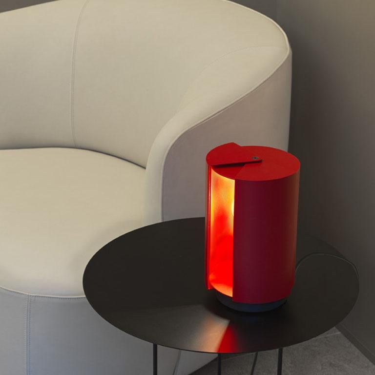 Charlotte Perriand 'Pivotante À Poser' table lamp in red. Originally designed in 1950 by the iconic Charlotte Perriand, these newly produced authorized re-editions are still made in France by Nemo with the highest level of integrity and attention to