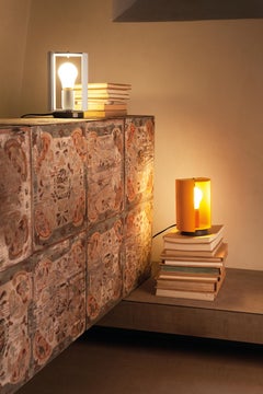 Lampada da tavolo 'Pivotante À Poser' di Charlotte Perriand in giallo per Nemo