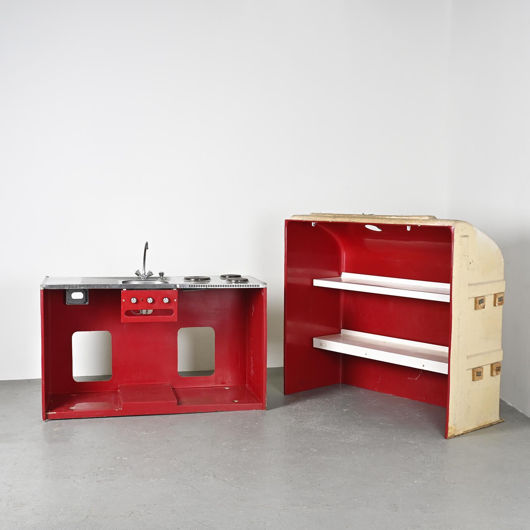 
Véritable pièce de musée, ce bloc cuisine de Charlotte Perriand a été conçu pour équiper les appartements de la station de ski Les Arcs 1800, projet auquel elle a consacré près de 20 ans de sa vie.

Cette cuisine préfabriquée a été créée pour être