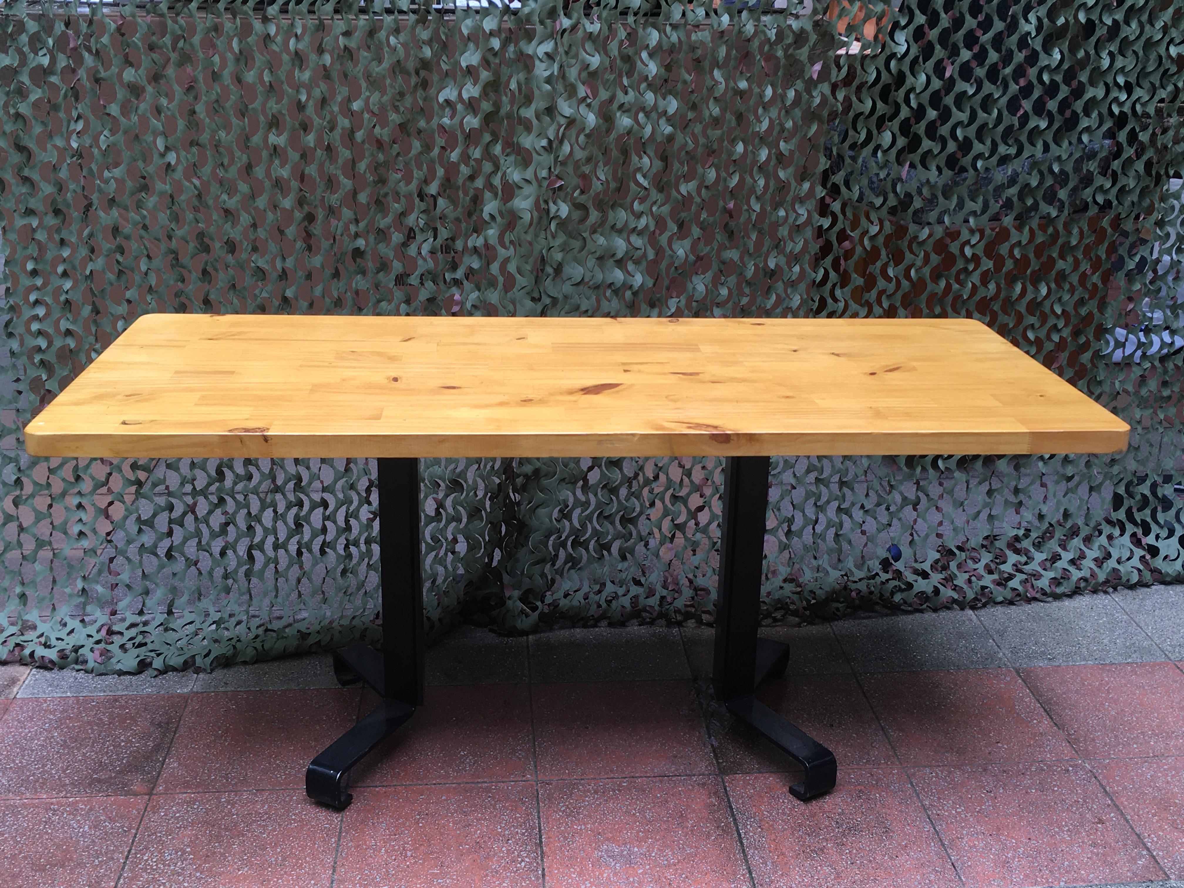 Rectangular table (large model)
Charlotte Perriand
Large rectangular
This large dining table is in excellent condition. It consists of a pine wood top and a black lacquered metal base.
1969s.
Measures: 69 X 65 X 150
tabletop in pine wood, metal