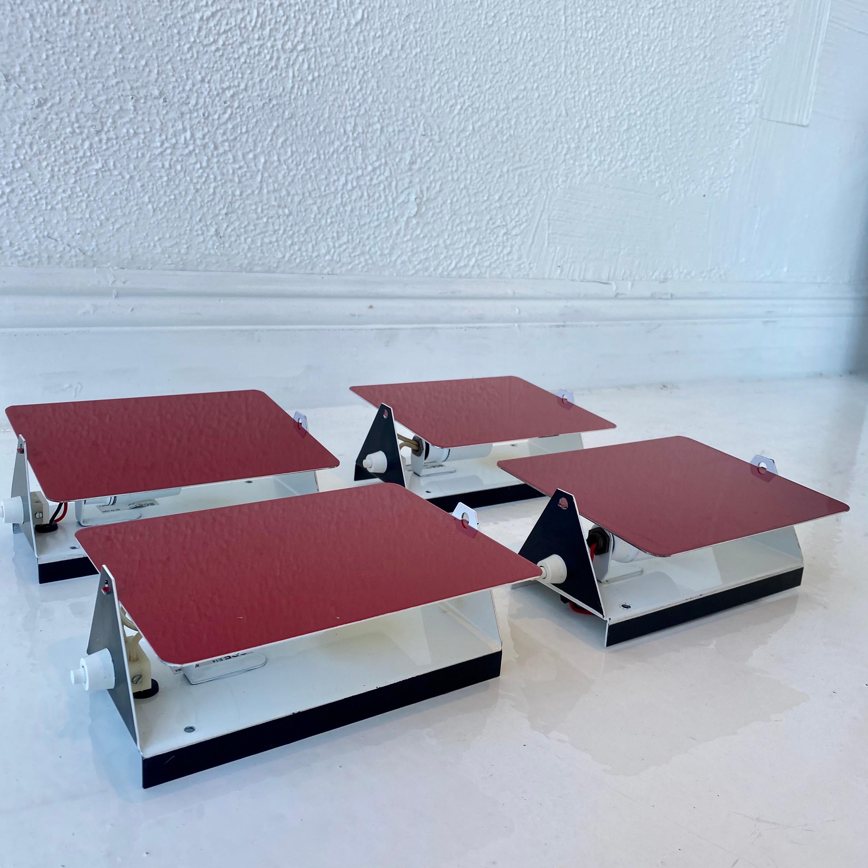 Milieu du XXe siècle Appliques CP1 rouges Charlotte Perriand, France, années 1960 en vente