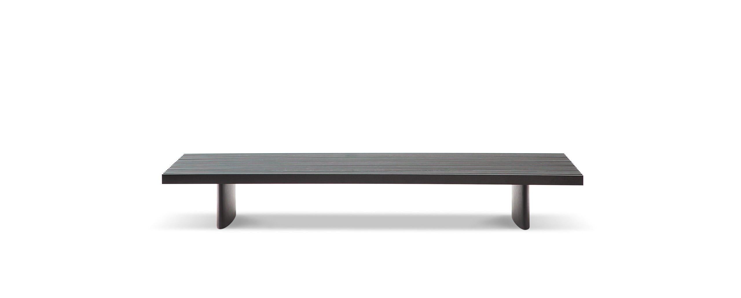 Table basse pouvant servir de siège, de banc ou d'autres options, conçue par Charlotte Perriand en 1953. Relancé par Cassina en 2004. 
Fabriqué par Cassina en Italie.

Cette surface est constituée de dix-neuf lattes courtes disposées parallèlement,