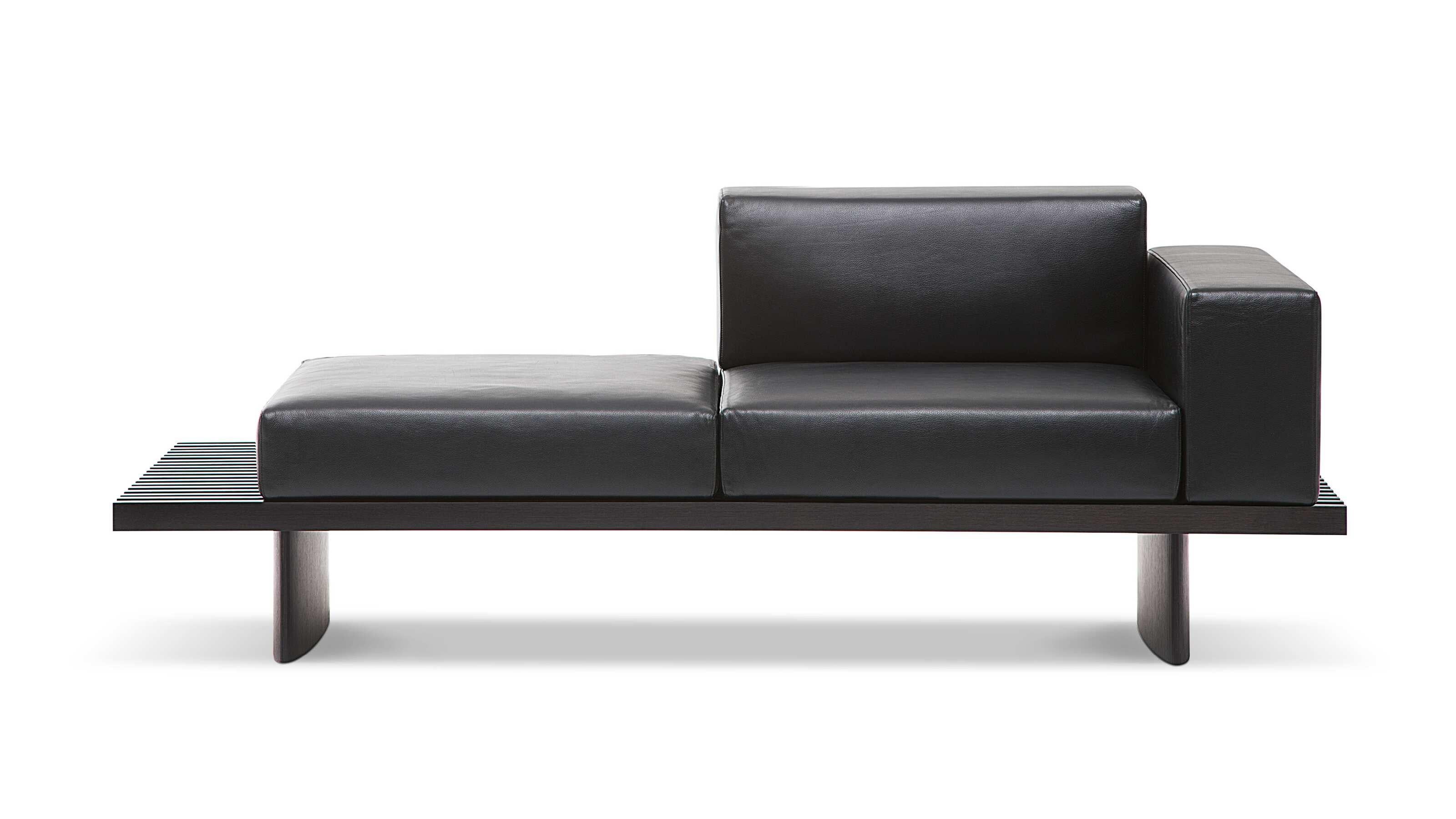 Charlotte Perriand Refolo Sofa für Cassina

Dieses modulare System, das 1953 von Charlotte Perriand in Tokio entworfen wurde und auch heute noch von bemerkenswerter Aktualität ist, kann als niedriger Couchtisch, als Bank oder - mit Kissen - als Sofa