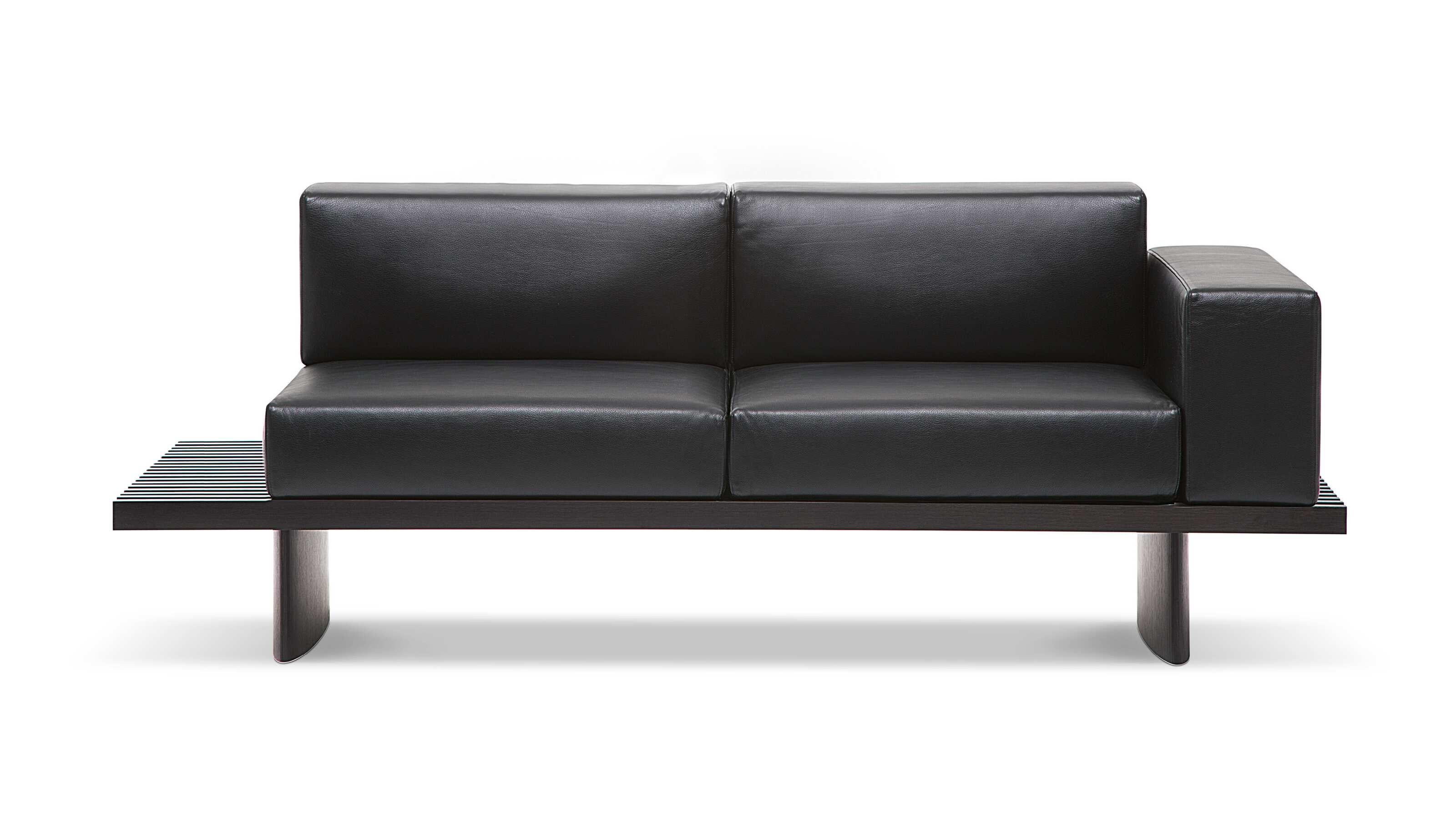 Charlotte Perriand Canapé Refolo pour Cassina

Imaginé à Tokyo en 1953 par Charlotte Perriand et toujours remarquablement pertinent aujourd'hui, ce système modulaire peut être utilisé comme table basse, banc ou - avec des coussins - comme