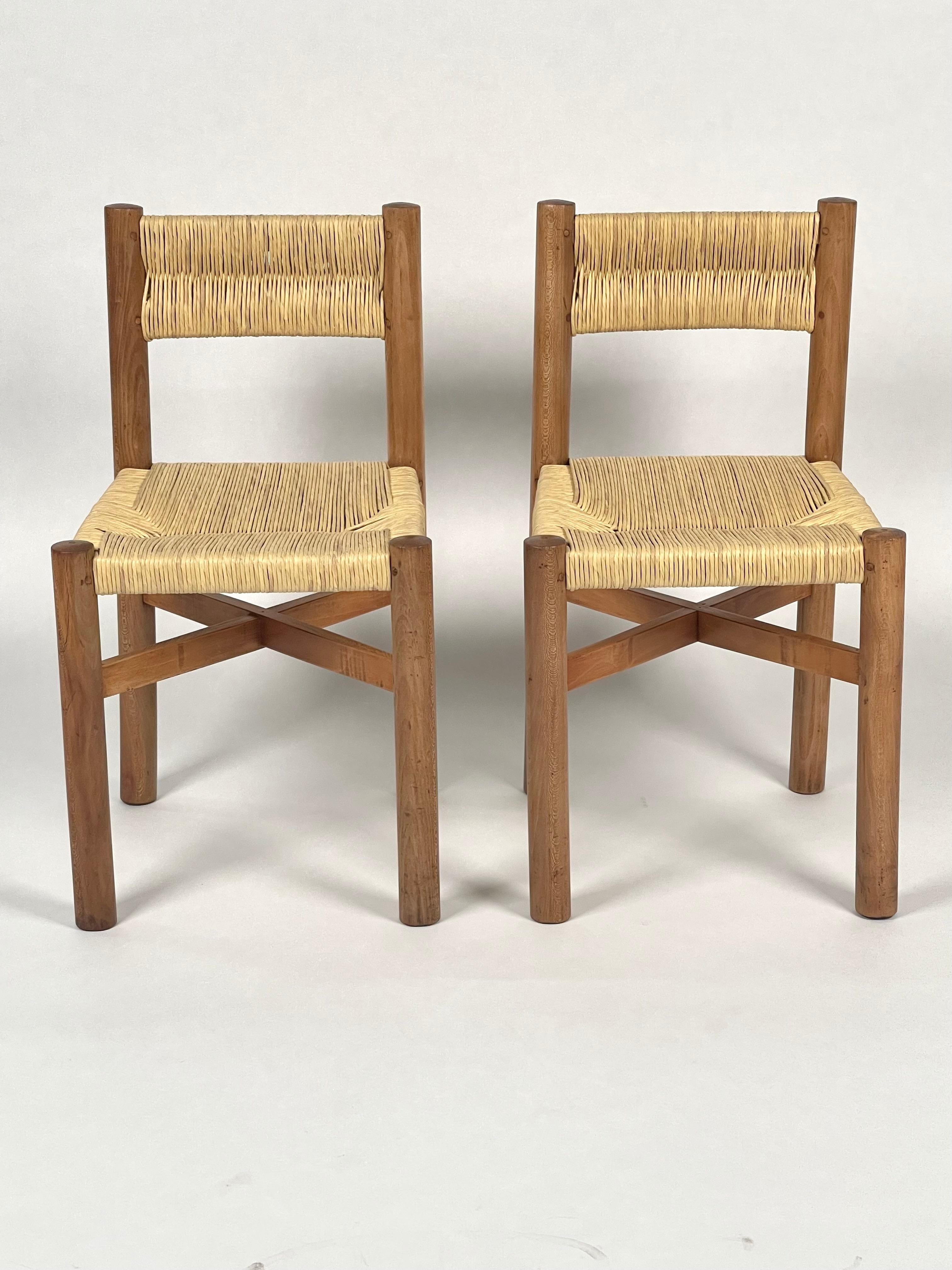 Un bel ensemble de 2 chaises 'Méribel' en pin & rotin. 
Conçu et réalisé en 1950:: France. 
Excellent état vintage avec une grande patine.