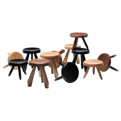 Charlotte Perriand Set di dodici sgabelli in legno Berger e Meribel di Cassina