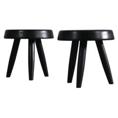 Charlotte Perriand Conjunto de dos taburetes negros de madera Años 50