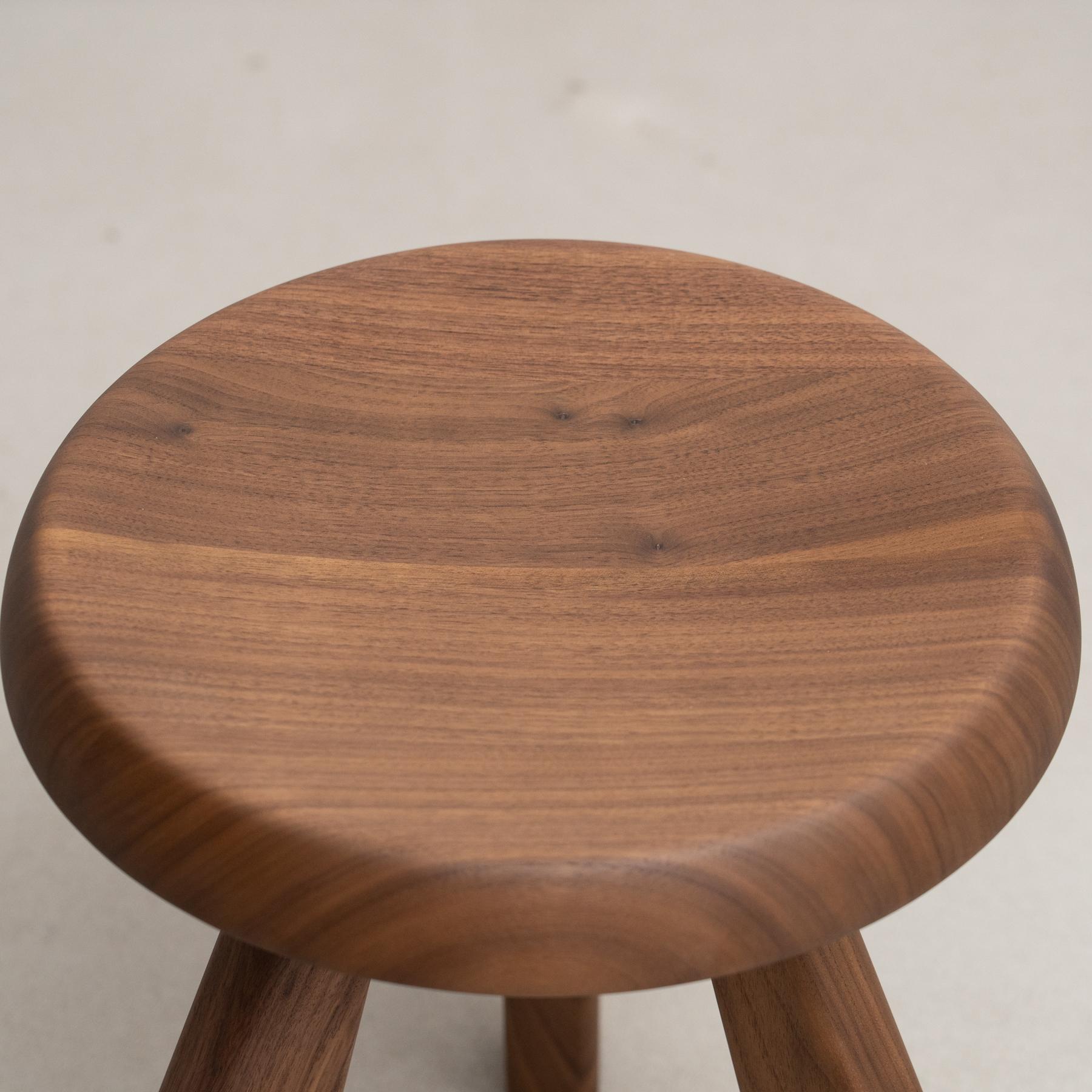 Charlotte Perriand Ensemble de deux tabourets en bois Meribel pour Cassina en vente 4