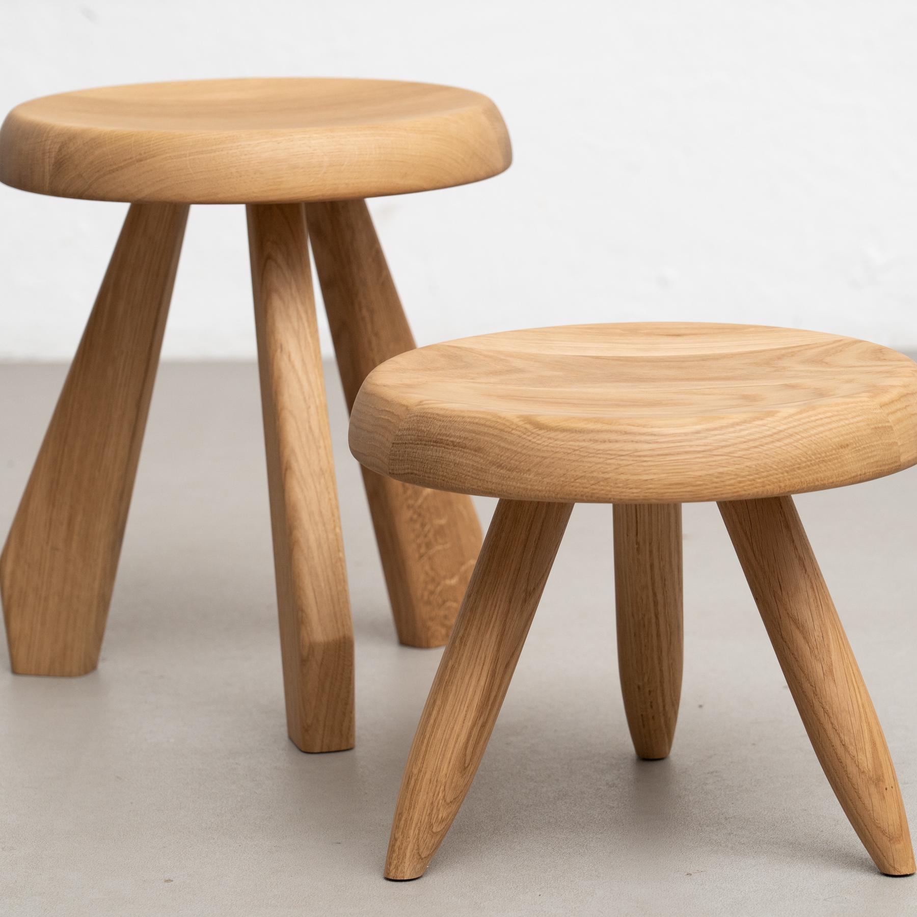Mid-Century Modern Charlotte Perriand Ensemble de deux tabourets en bois Meribel pour Cassina en vente