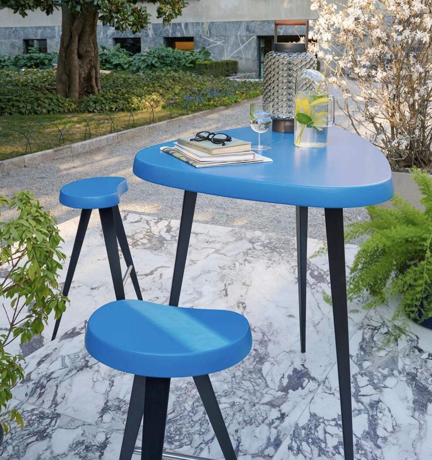 Charlotte Perriand Set di due sgabelli e tavoli da esterno Mexique per Cassina in vendita 4