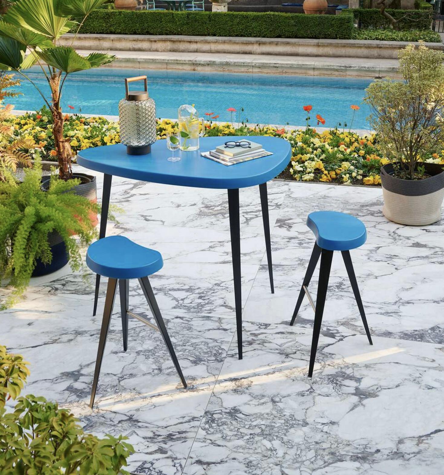 Charlotte Perriand Set di due sgabelli e tavoli da esterno Mexique per Cassina in vendita 5