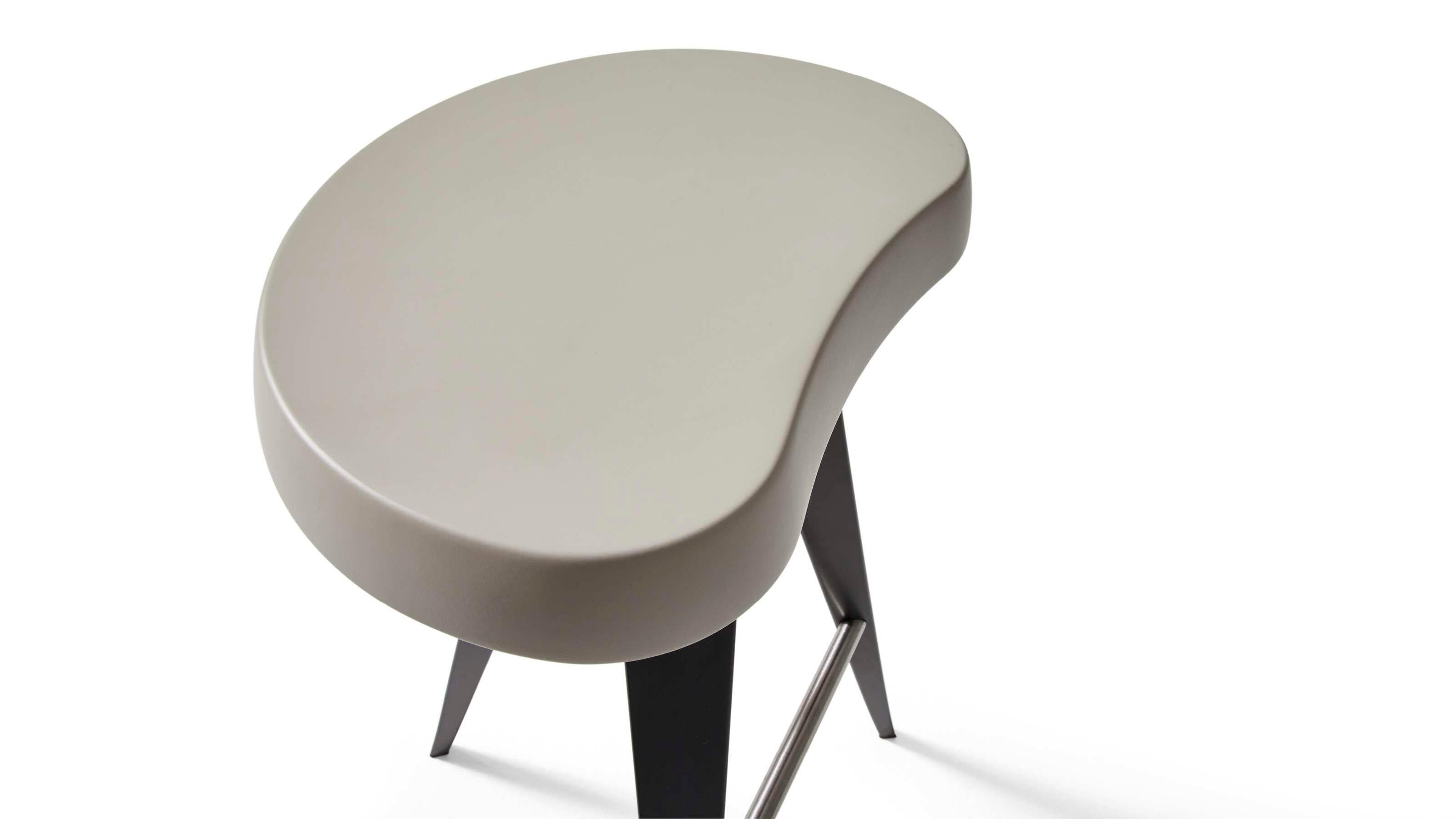 Compensato Charlotte Perriand Set di due sgabelli e tavoli da esterno Mexique per Cassina in vendita