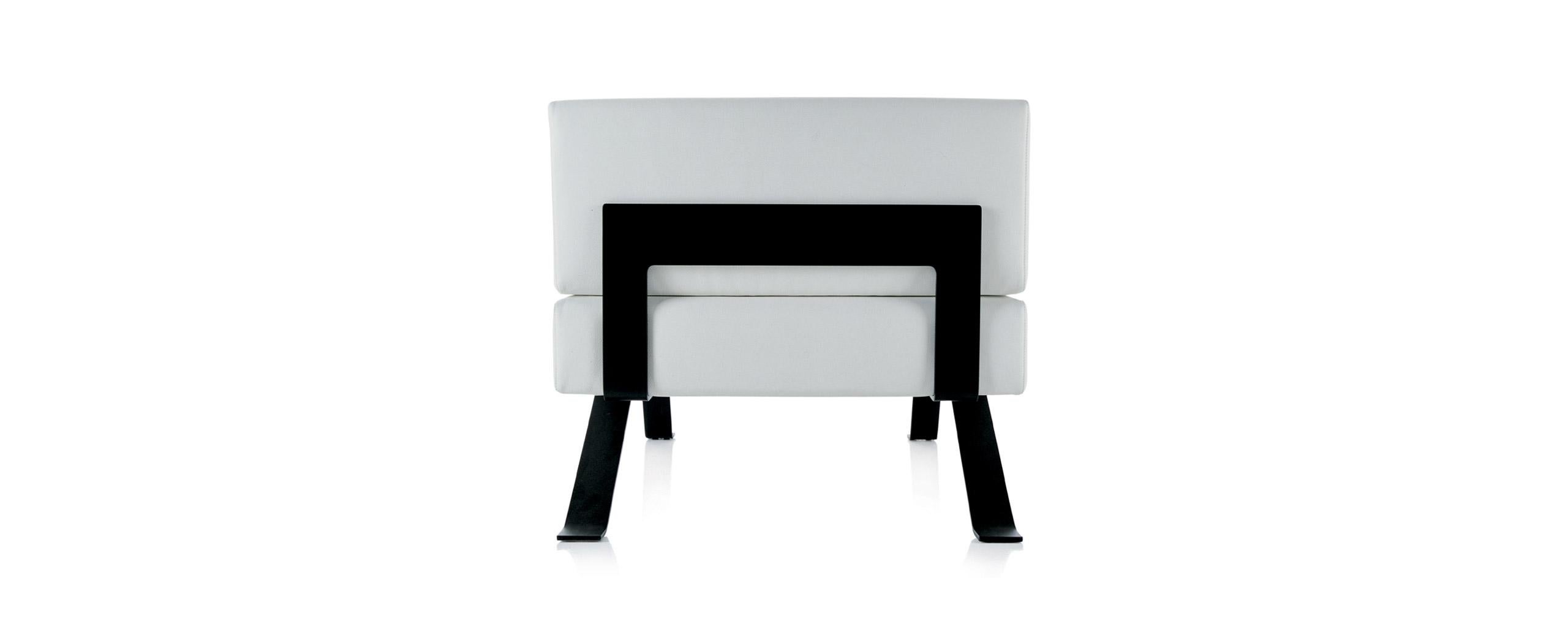 Set di due Easychairs disegnate da Charlotte Perriand nel 1953. Rilanciato da Cassina nel 2004. 
Prodotto da Cassina in Italia.

Charlotte Perriand progettò Ombra nel 1953, prendendo come riferimento la sua Ombra Tokyo, creata più o meno nello