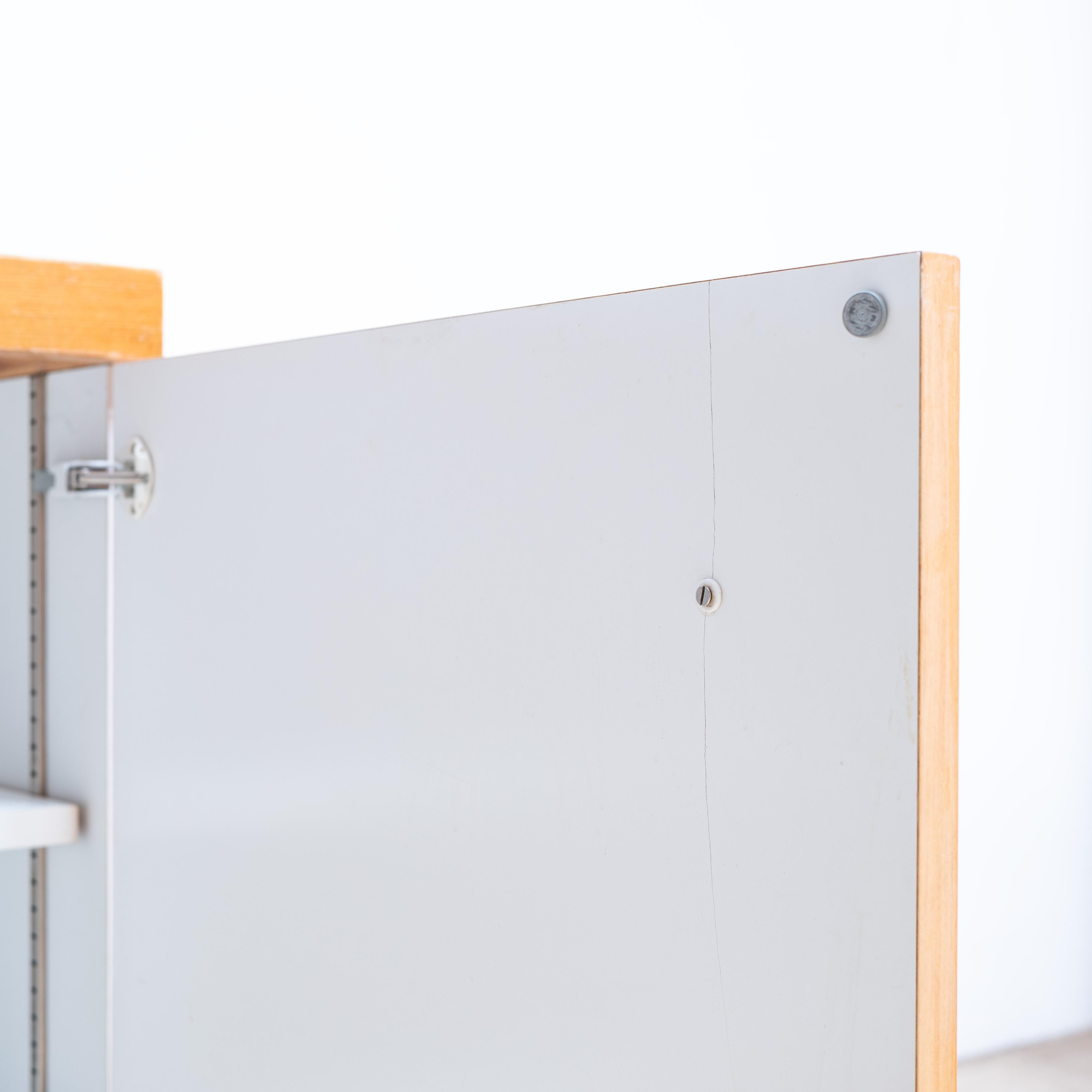 Credenza Charlotte Perriand di Les Arcs, 2 ante, piano verde in vendita 3