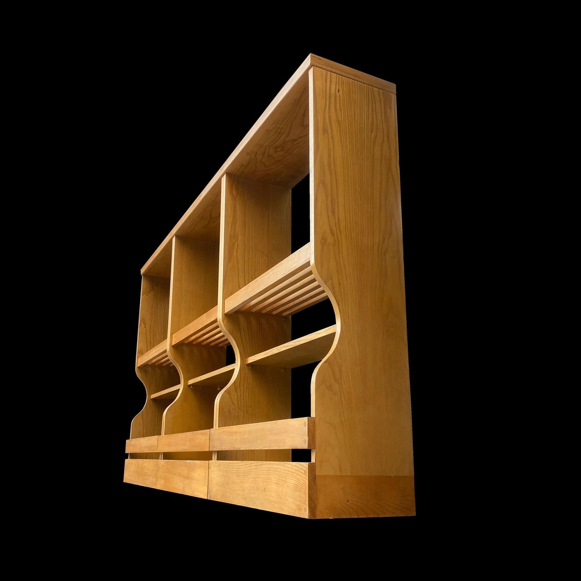 Charlotte Perriand Lattenregale aus Esche und fir 1968 (20. Jahrhundert) im Angebot