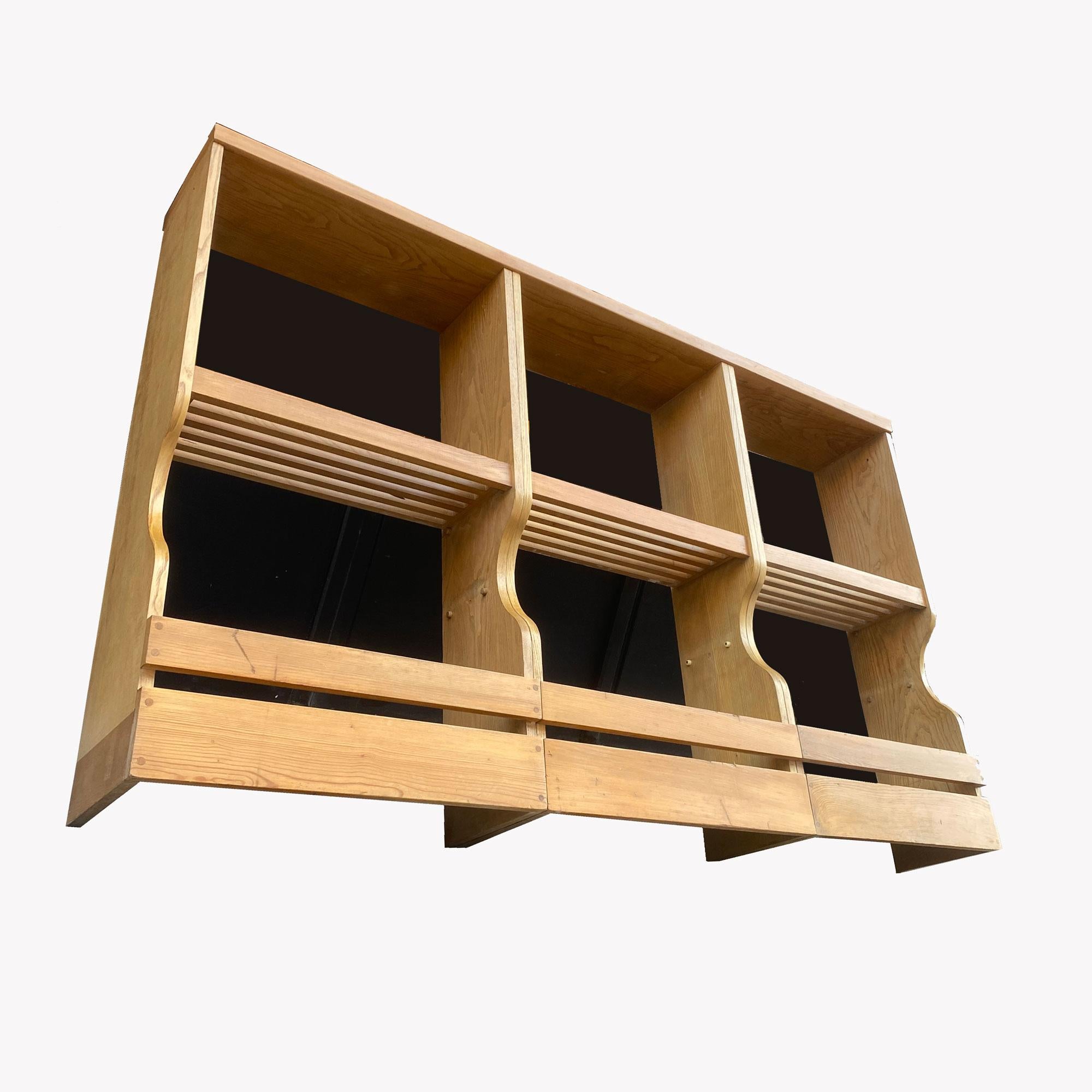 Charlotte Perriand Lattenregale aus Esche und fir 1968 (Asche) im Angebot