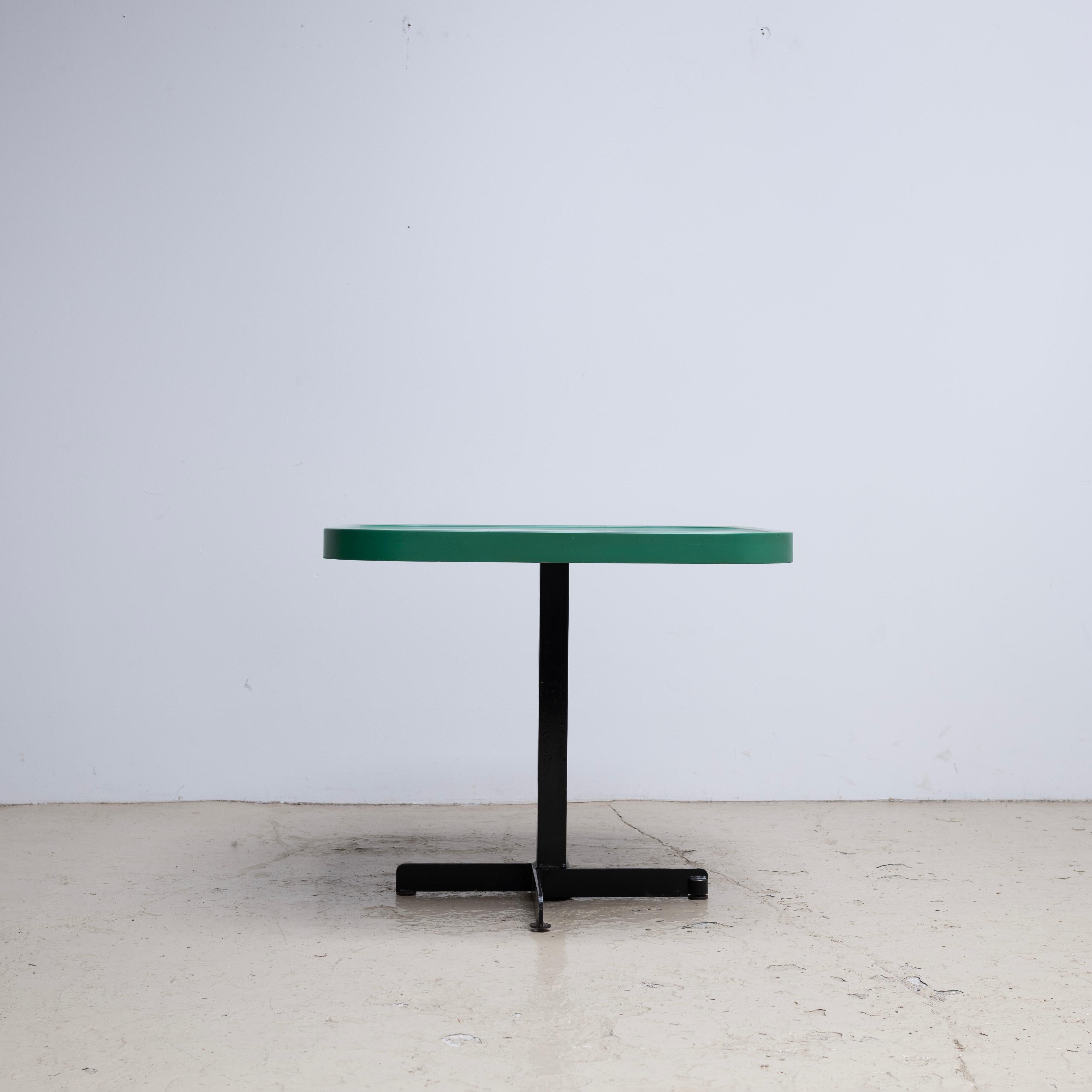Quadratischer Tisch von Charlotte Perriand für Les Arcs (Mitte des 20. Jahrhunderts) im Angebot