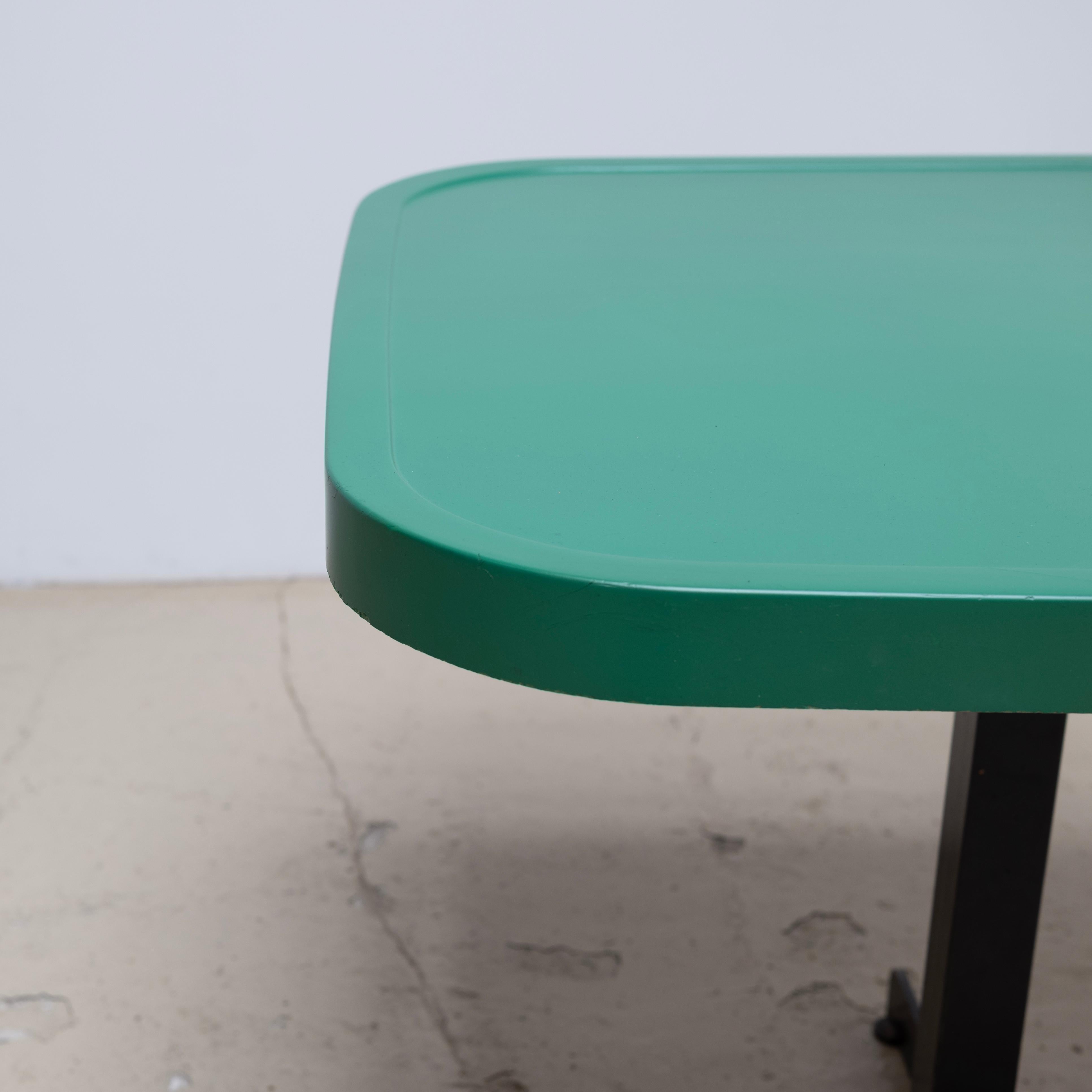 Milieu du XXe siècle Table carrée Charlotte Perriand pour Les Arcs en vente