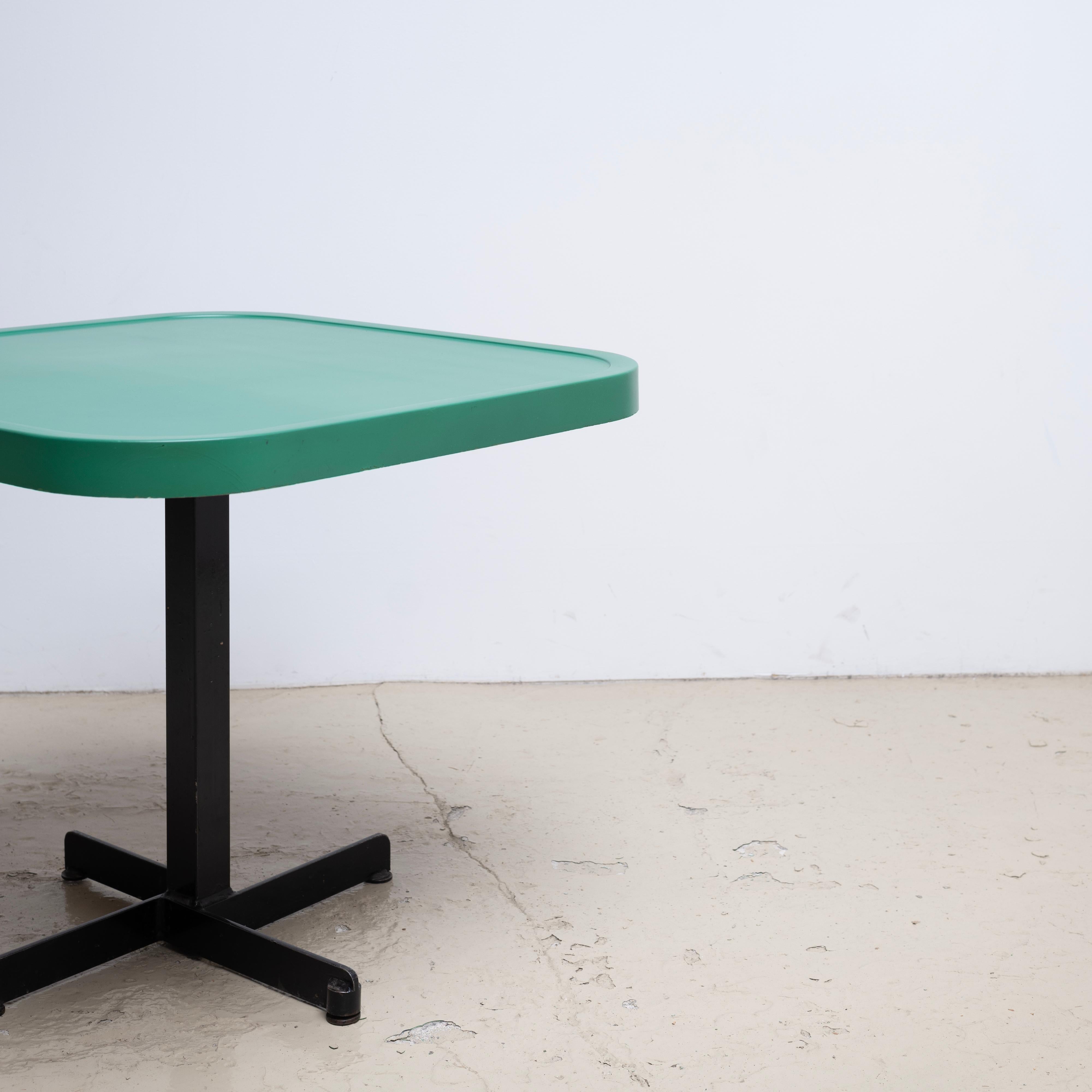 Quadratischer Tisch von Charlotte Perriand für Les Arcs im Angebot 2