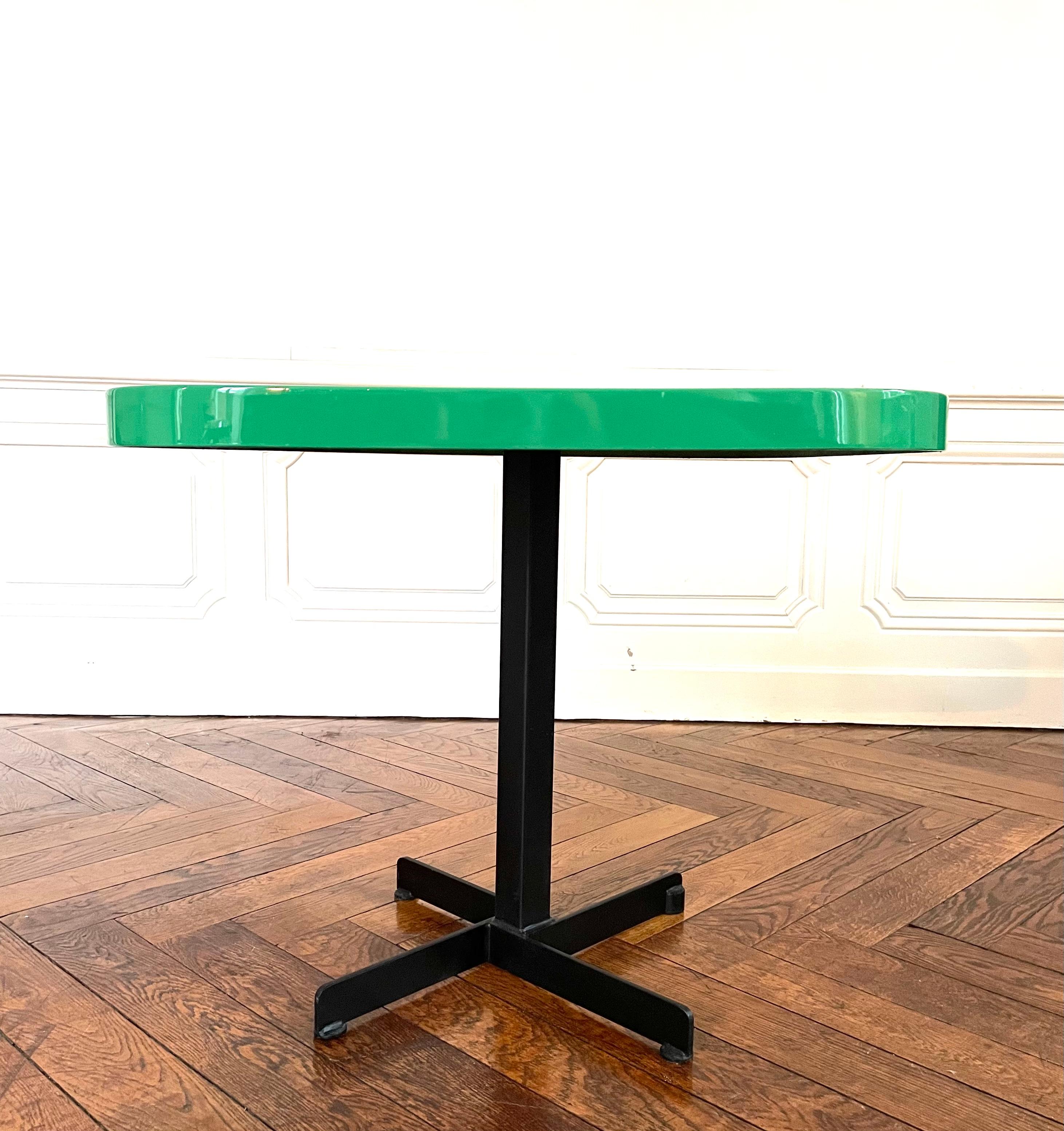 Table carrée Charlotte Perriand en polyester vert De 1984. Modèle de table conçu pour les duplex de Mirantins Arcs 1800. Plateau carré en polyester vert en parfait état, ayant été restauré dans les règles de l'art. Table à piètement fixe cruciforme