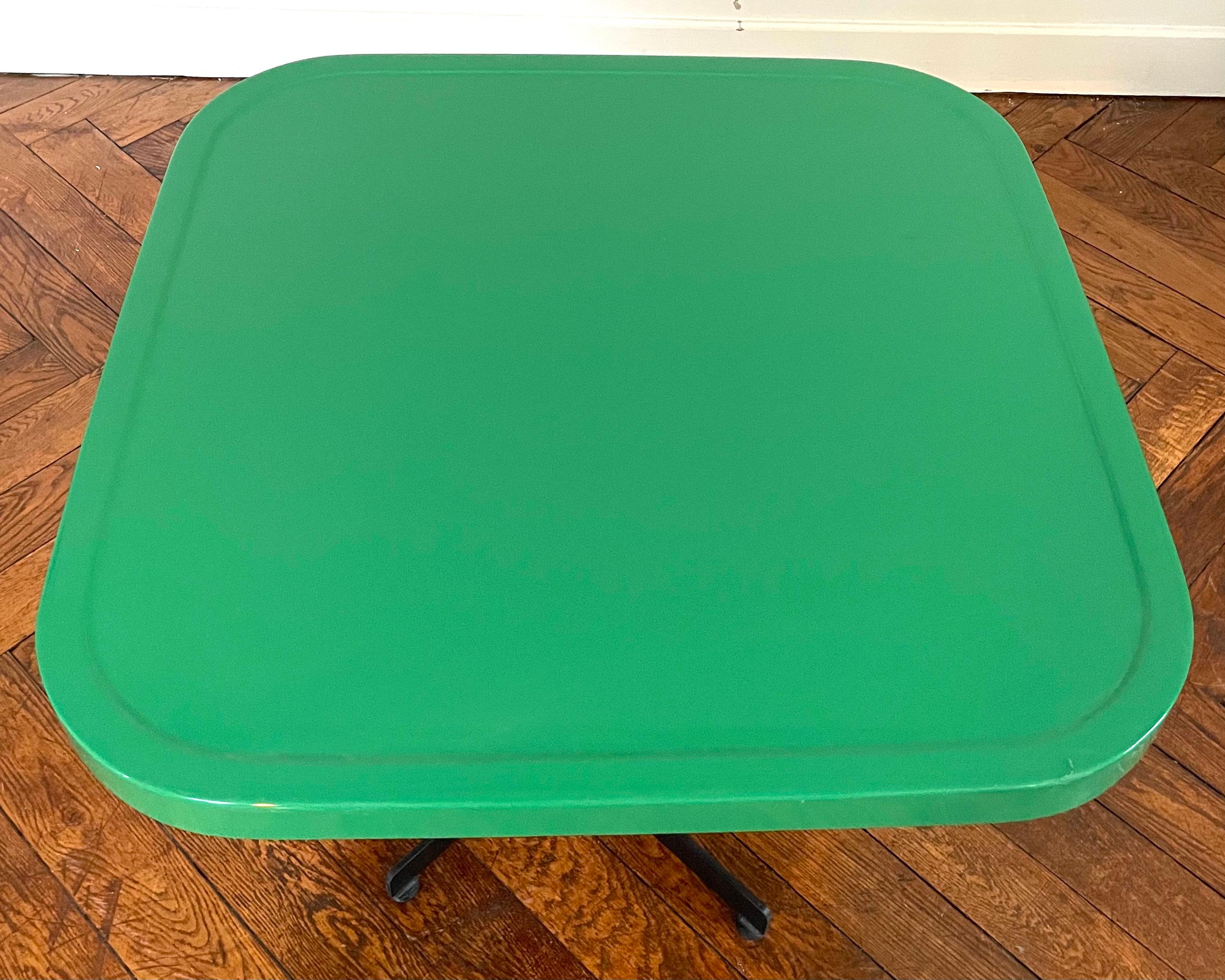 Mid-Century Modern Table carrée Charlotte Perriand en polyester vert de 1984 en vente