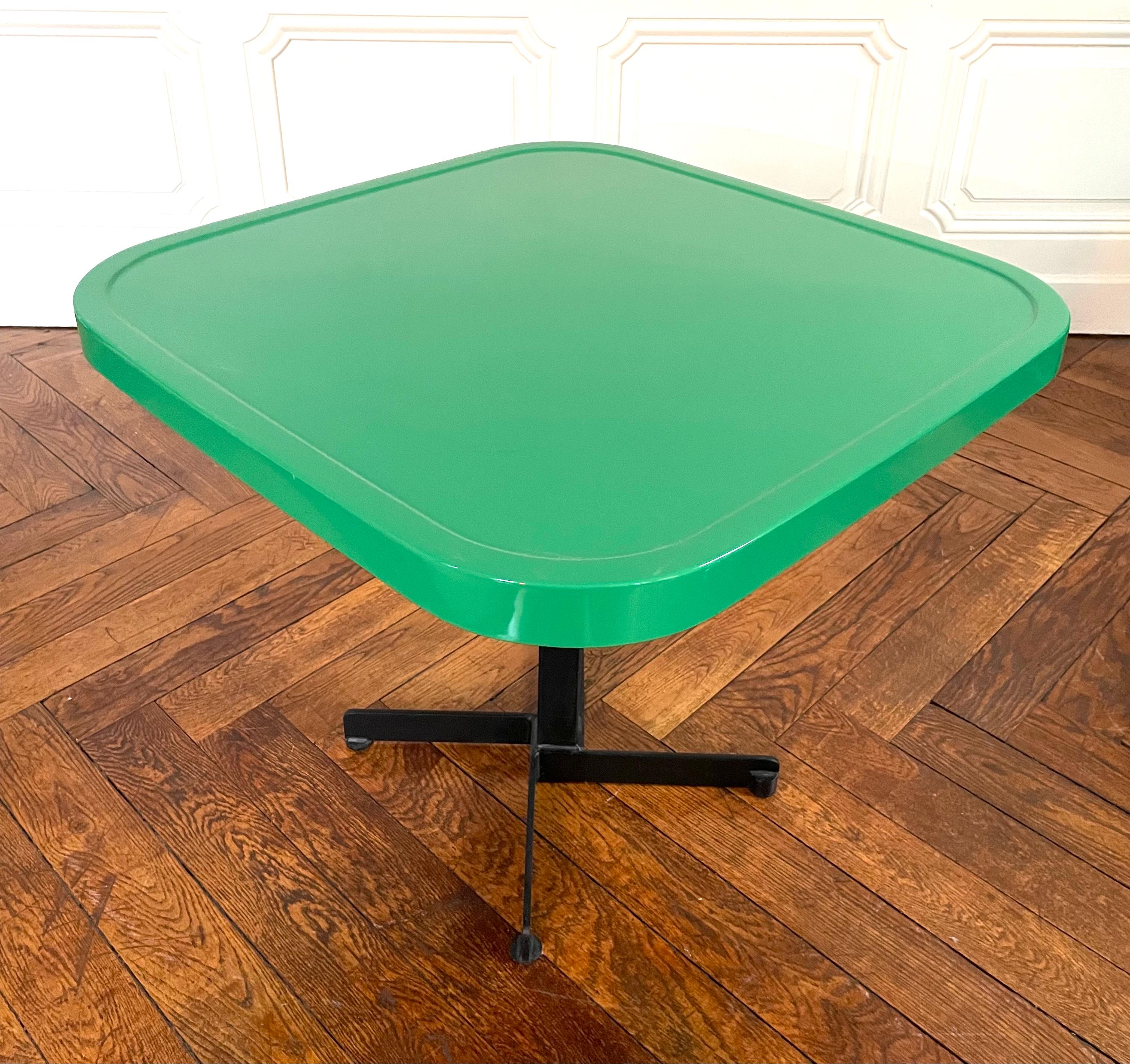 Français Table carrée Charlotte Perriand en polyester vert de 1984 en vente