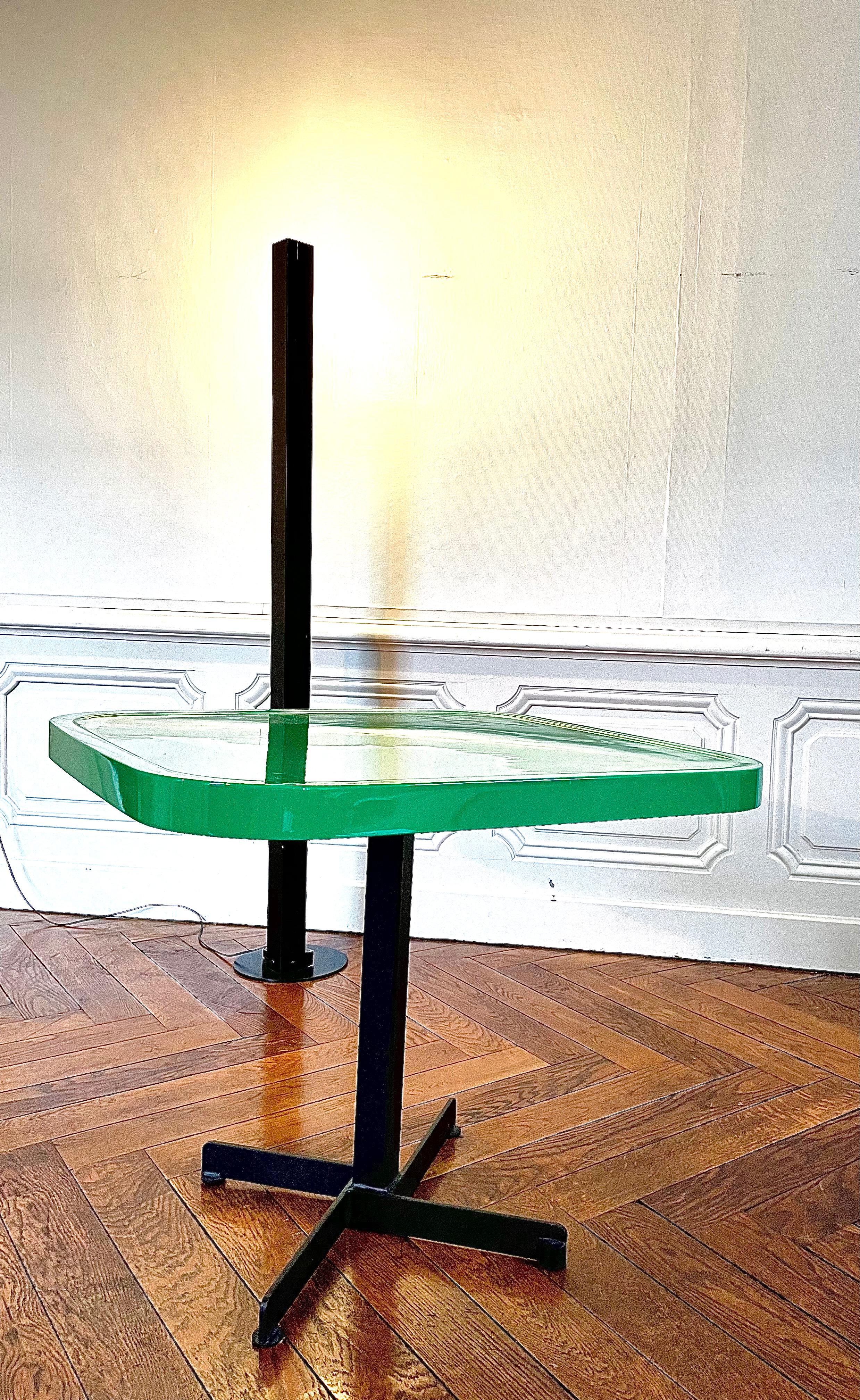 Table carrée Charlotte Perriand en polyester vert de 1984 en vente 1