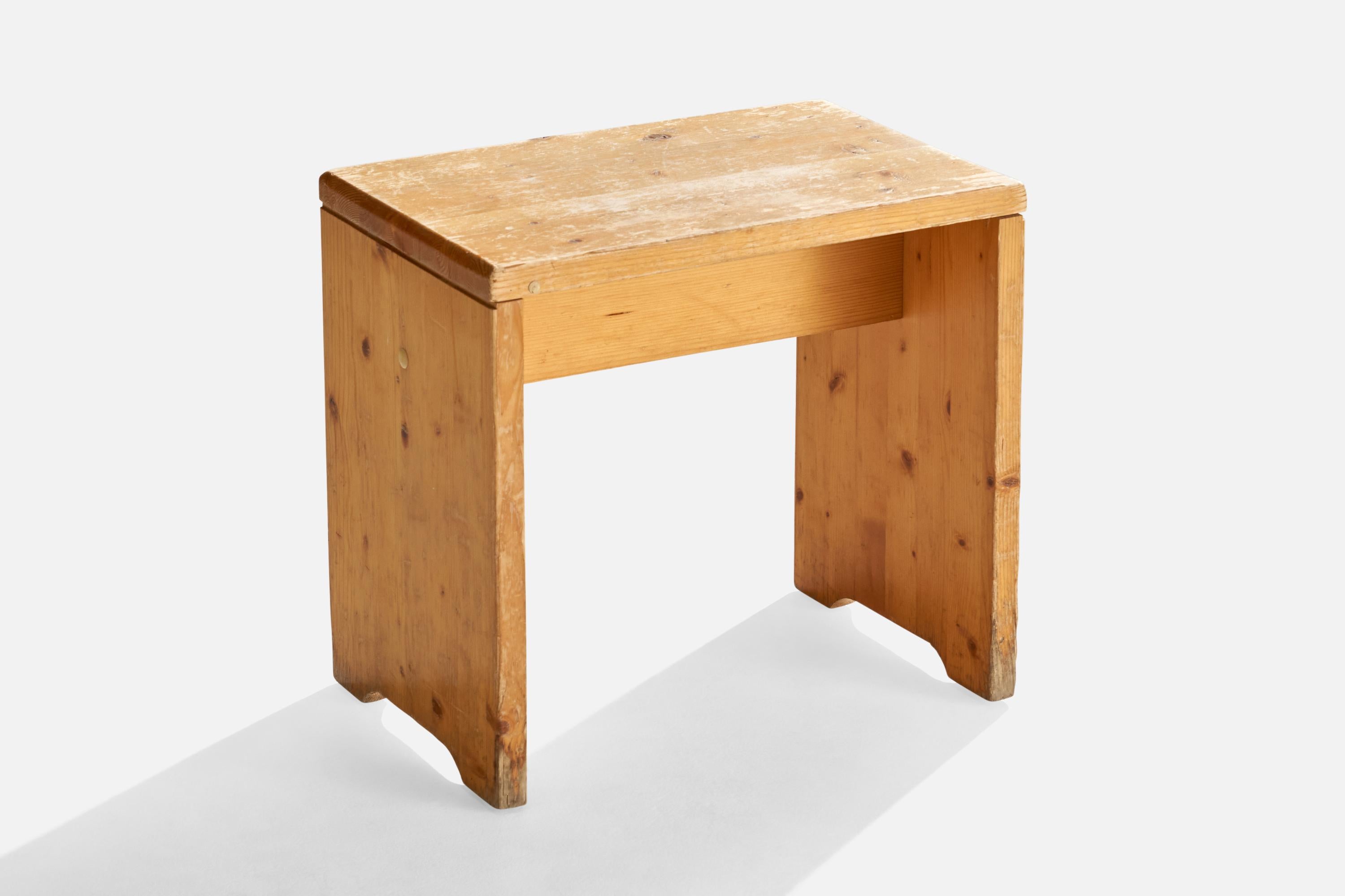 Ein Hocker aus Kiefernholz von Les Arcs, entworfen von Charlotte Perriand, Frankreich, 1960er Jahre.