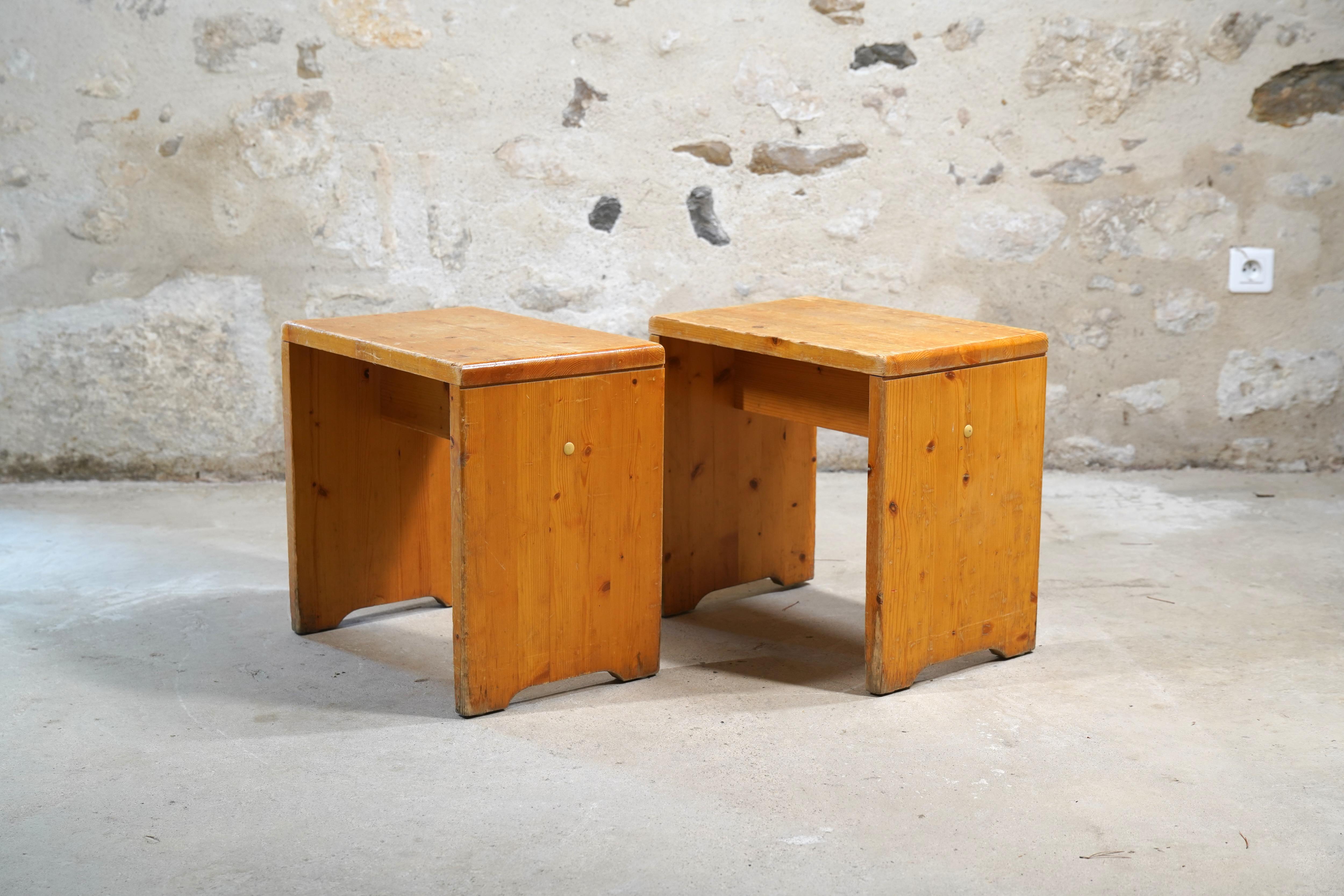 Wonderful stool/side table designed by acclaimed architect and designer Charlotte Perriand for the ski resort Les Arcs from 1967 to 1989 (arcs 1600 and 1800). 

These stools are at the crossroads of the traditional Savoyard style and the functional