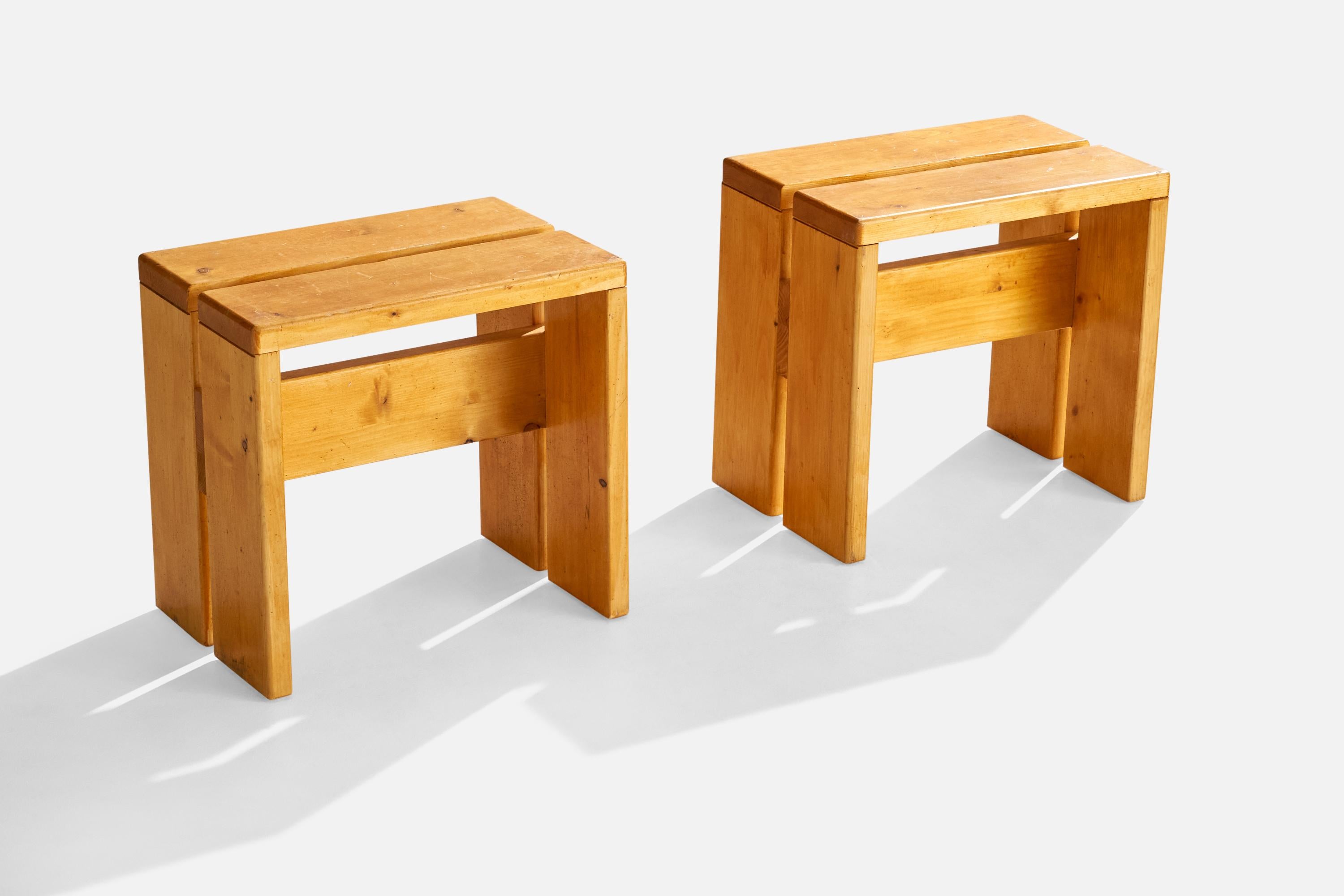 Pareja de taburetes de pino de Les Arcs diseñados por Charlotte Perriand, Francia, años sesenta.